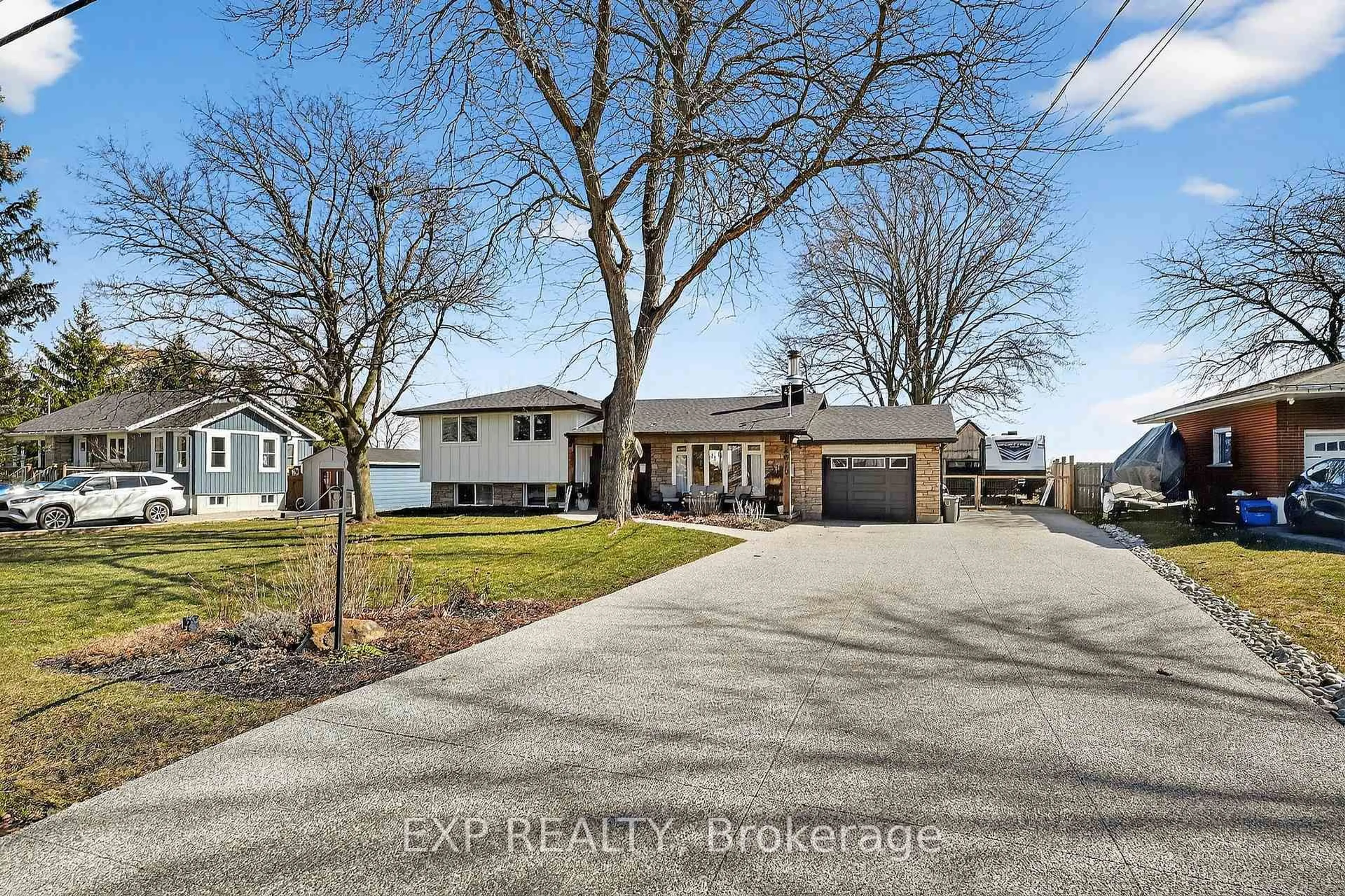 A pic from outside/outdoor area/front of a property/back of a property/a pic from drone, street for 4019 19th St, Lincoln Ontario L0R 1S0