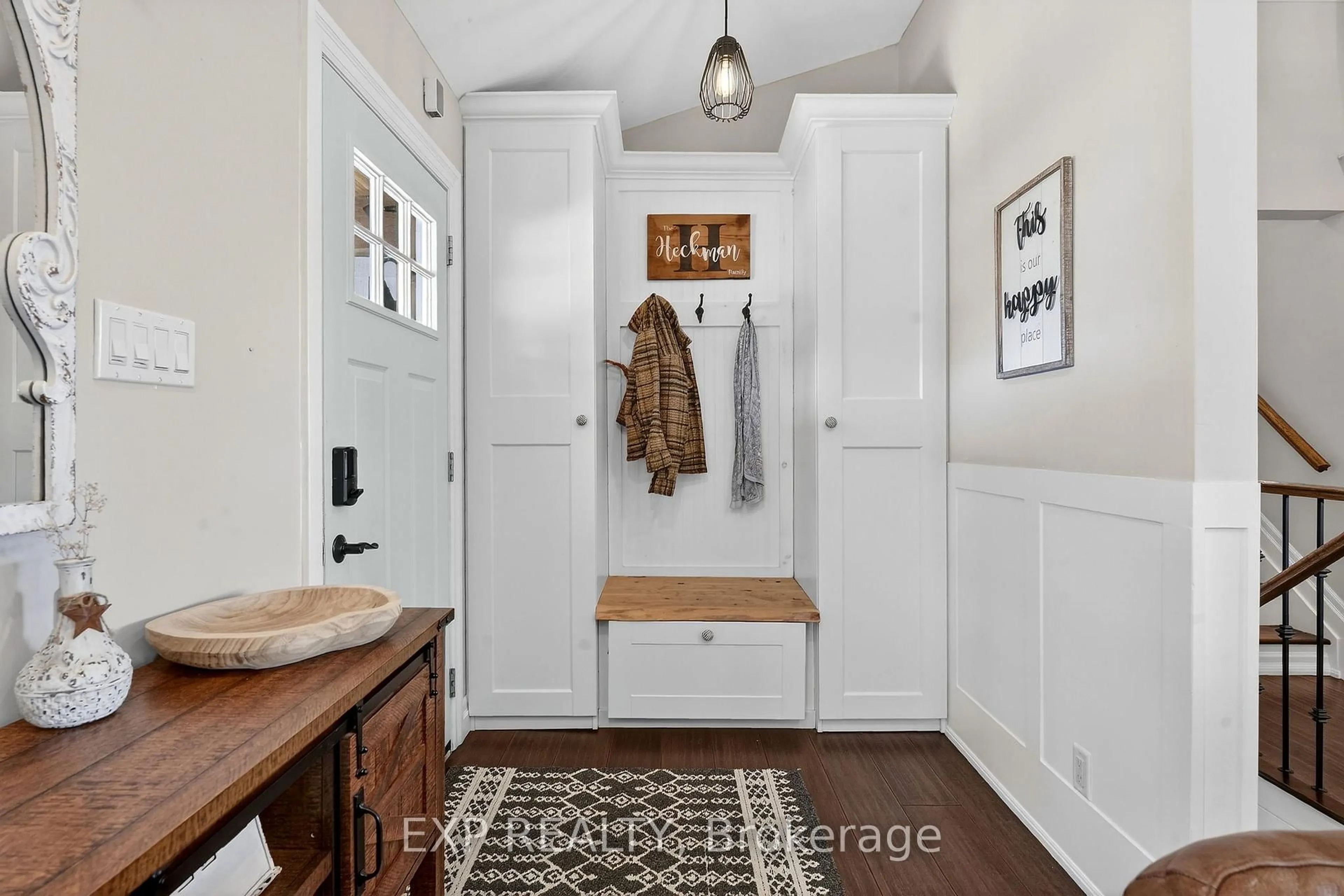 Indoor entryway for 4019 19th St, Lincoln Ontario L0R 1S0