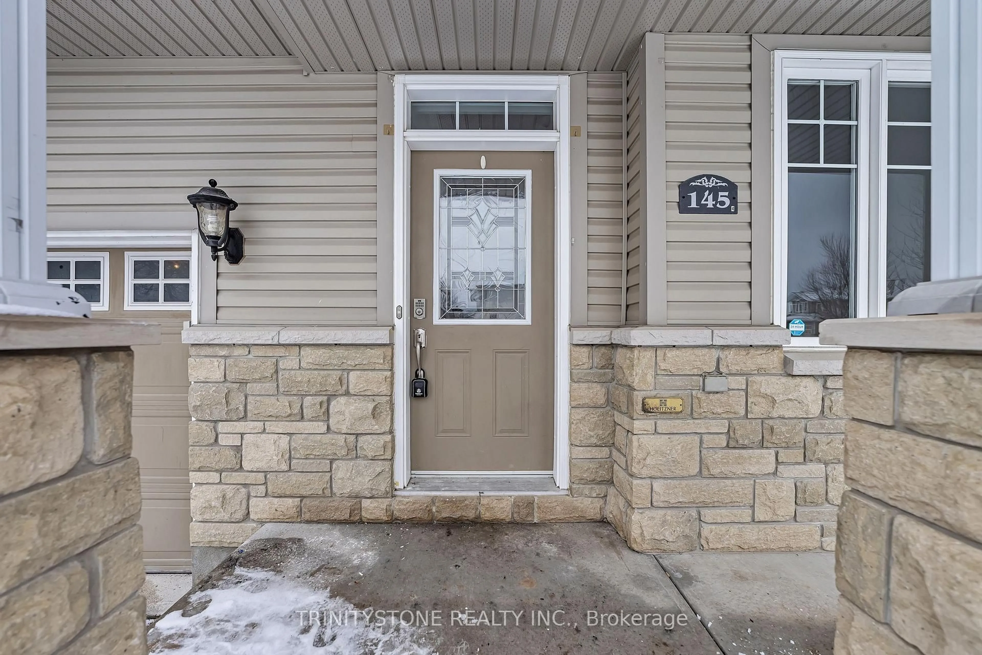 Indoor entryway for 145 Arrowwood Dr, Stittsville Ontario K2S 2G3