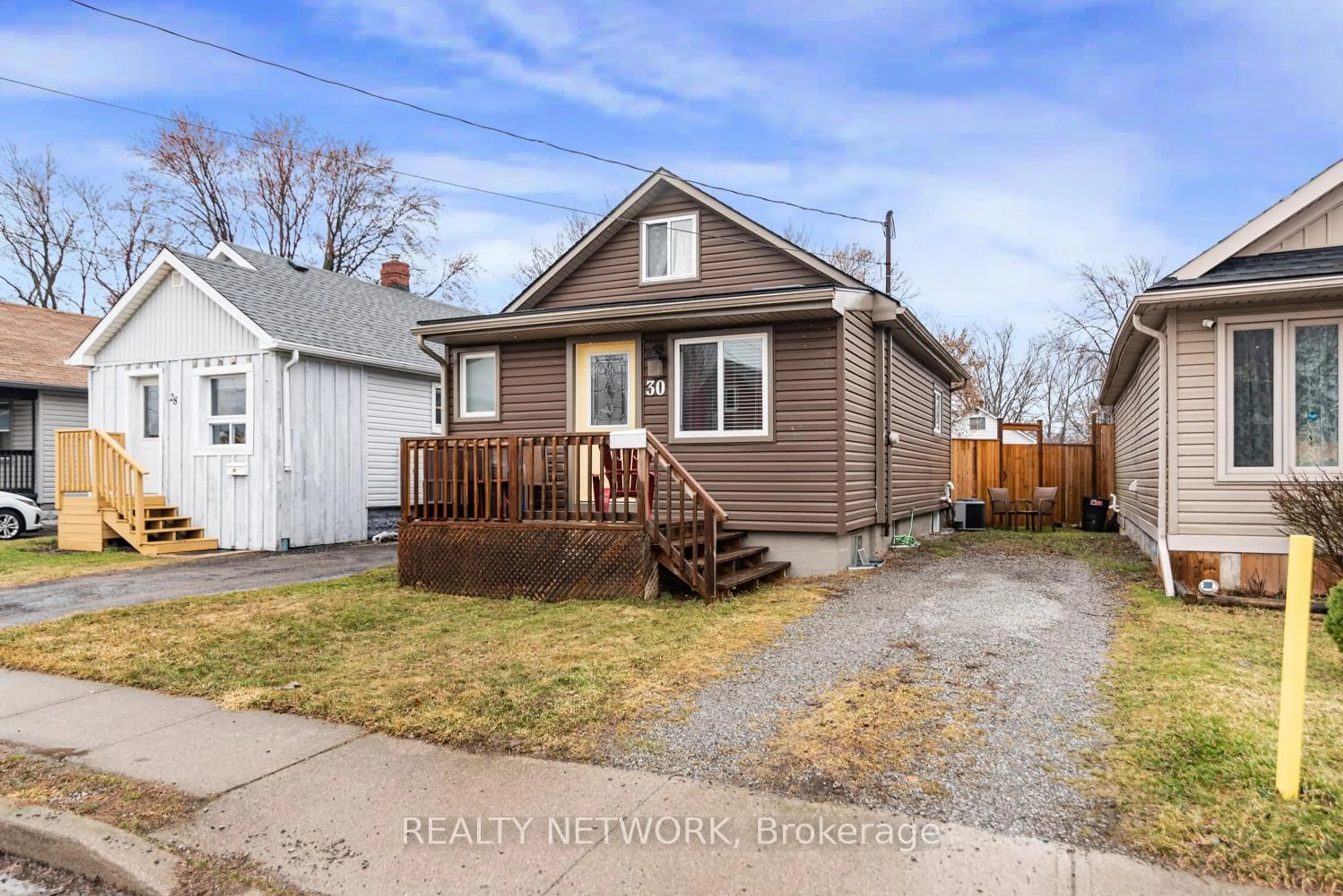 Home with vinyl exterior material, street for 30 Mcalpine Ave, Welland Ontario L3B 1T6