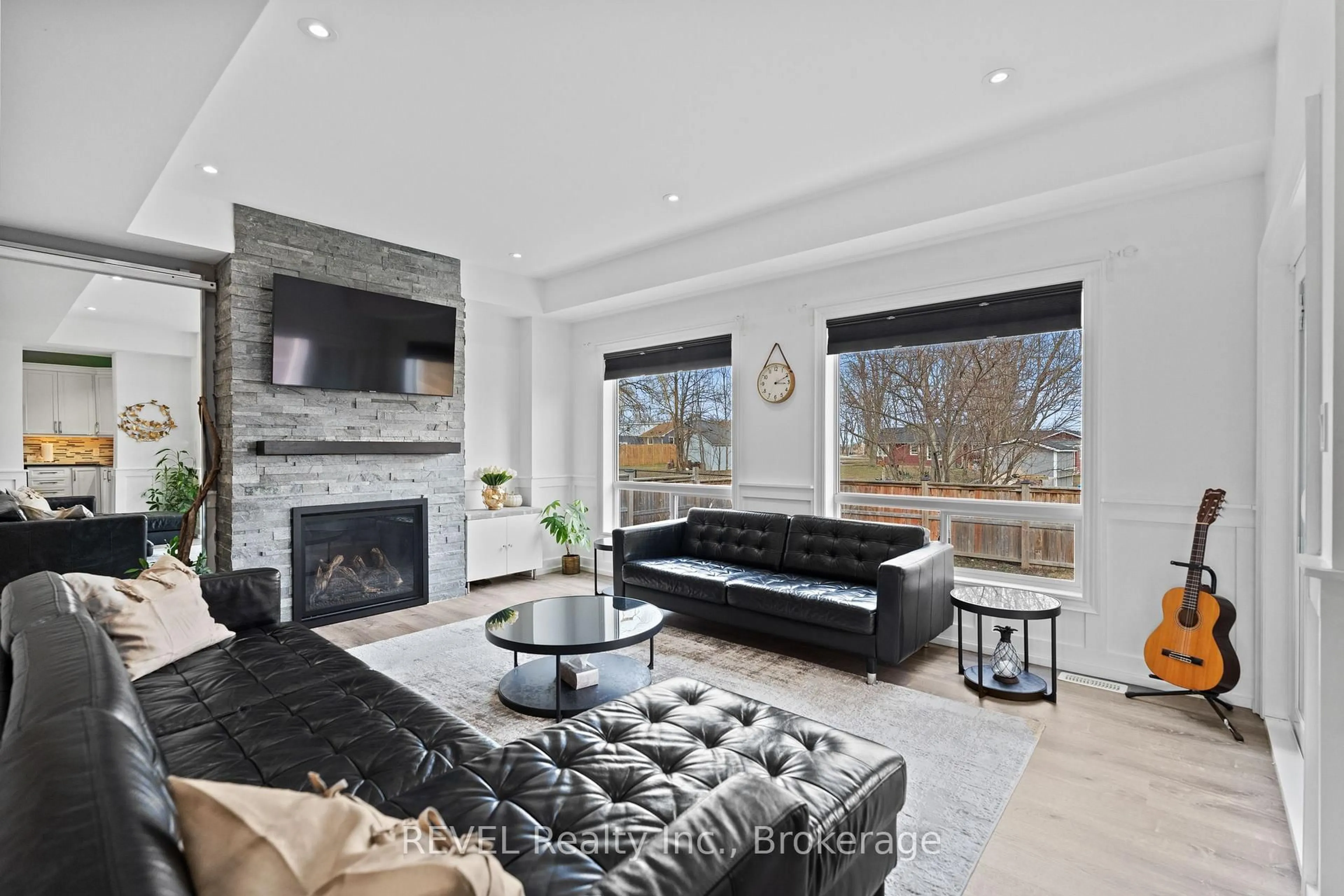 Living room with furniture, unknown for 1018 Kerby St, Fort Erie Ontario L2A 0B9