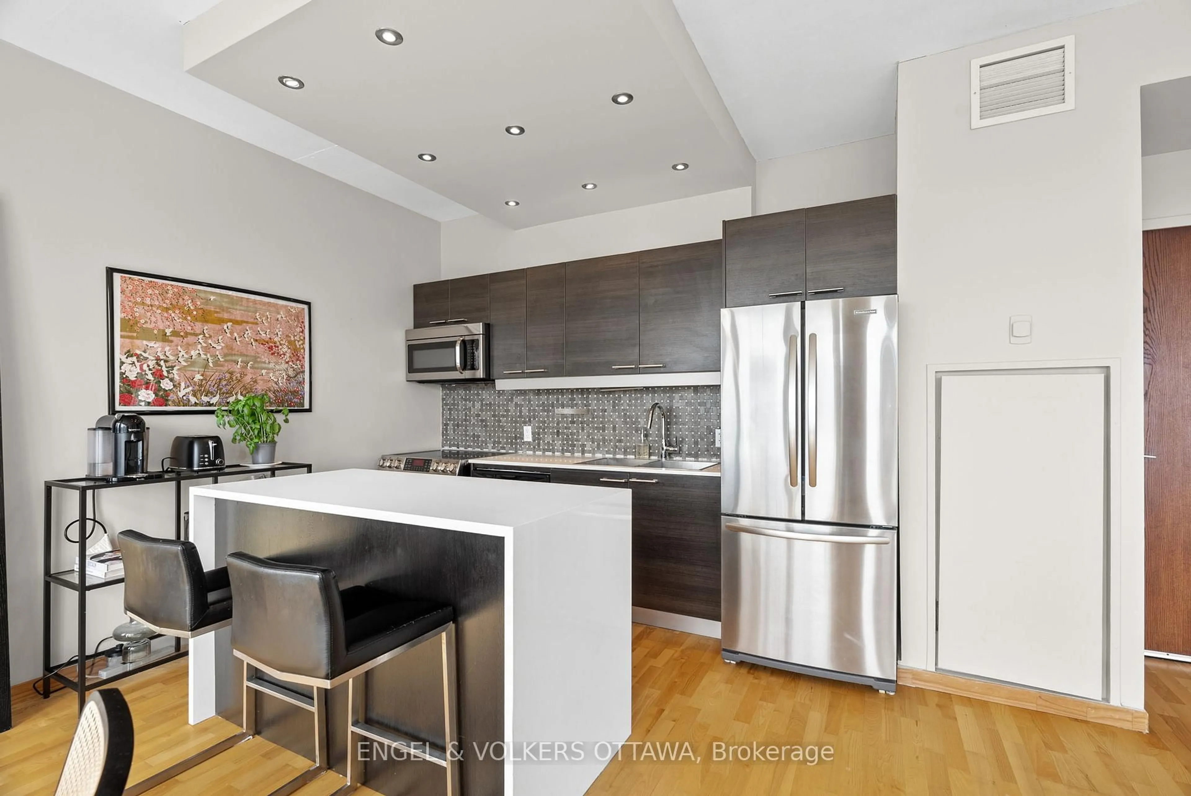 Contemporary kitchen, unknown for 349 Mcleod St #823, Ottawa Ontario K2P 0S1