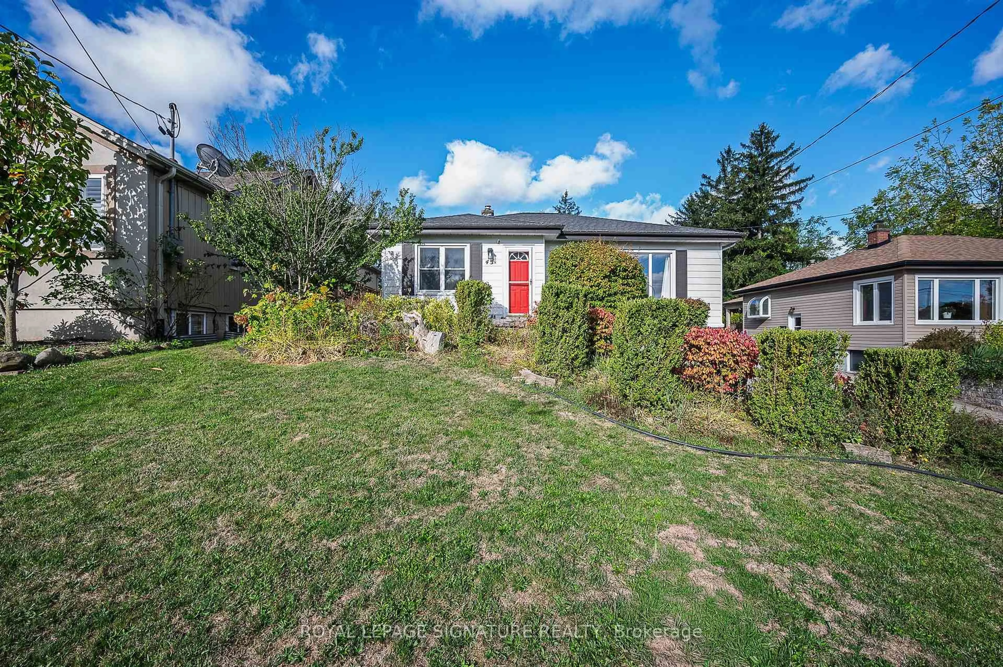 A pic from outside/outdoor area/front of a property/back of a property/a pic from drone, street for 43 Lake Ave, Hamilton Ontario L8E 1L2