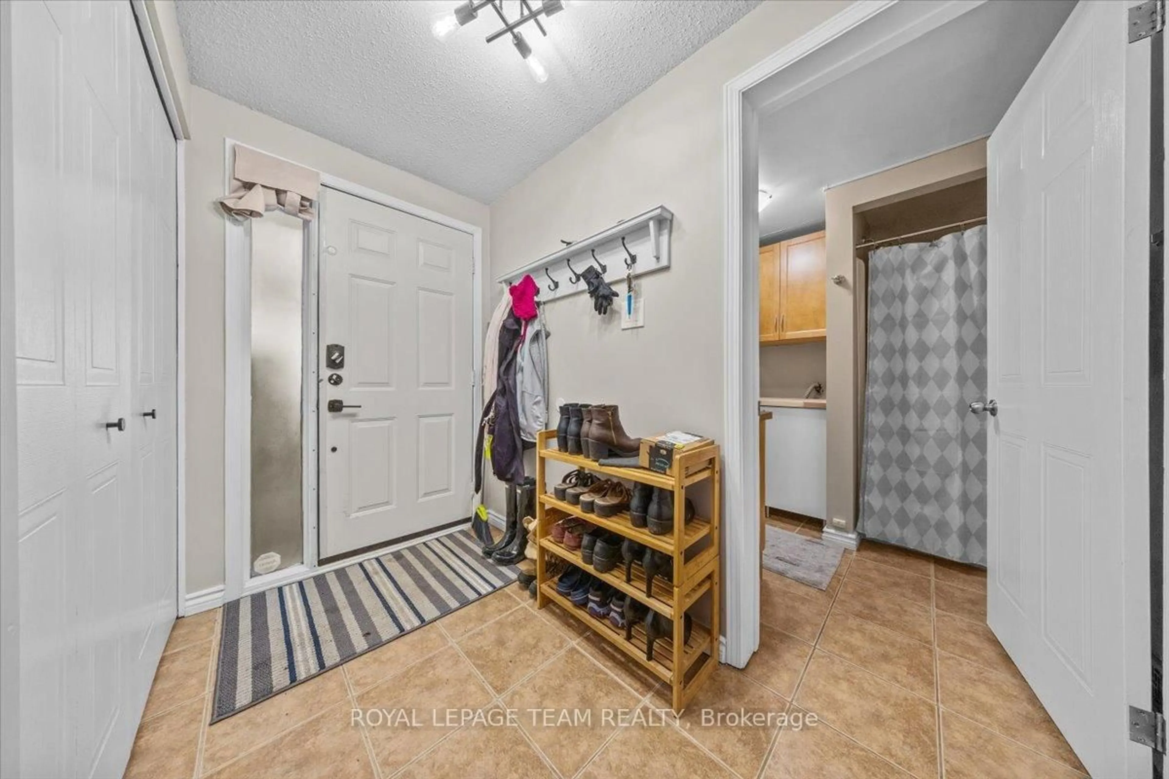 Indoor entryway for 1137 Chimney Hill Way, Ottawa Ontario K1J 8Z7