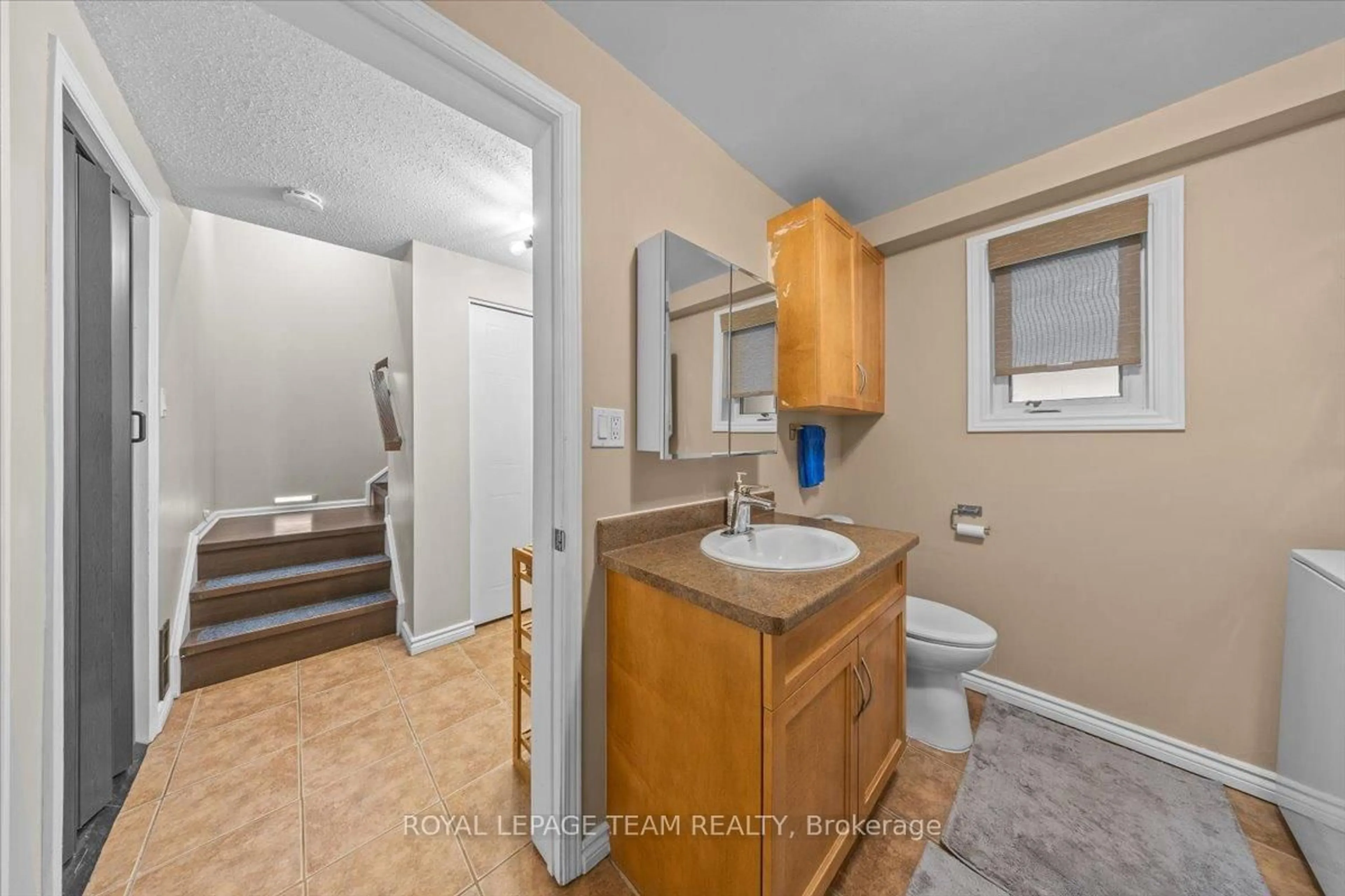 Standard bathroom, ceramic/tile floor for 1137 Chimney Hill Way, Ottawa Ontario K1J 8Z7