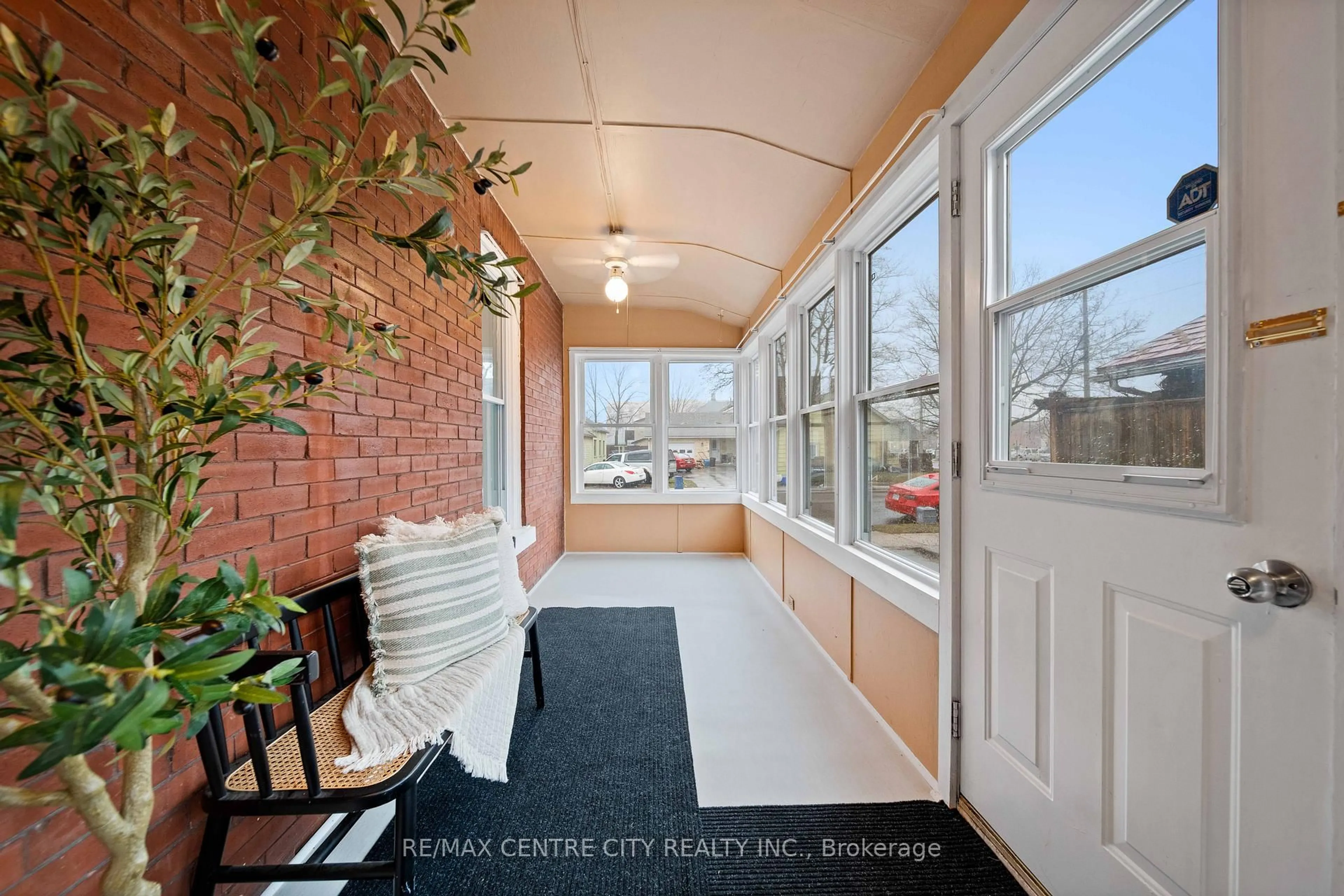 Indoor entryway for 65 King St, Aylmer Ontario N5H 2A2