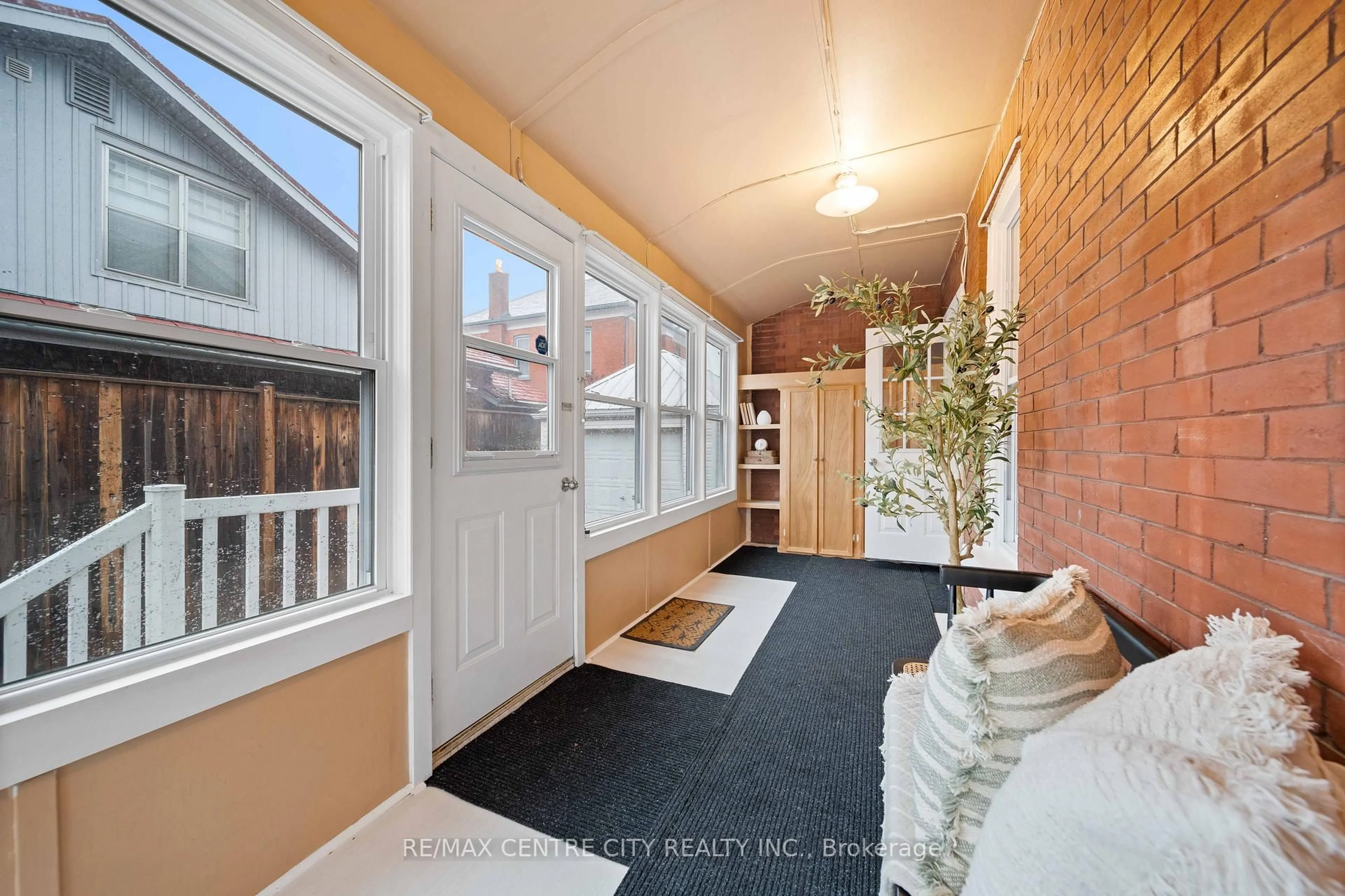 Indoor entryway for 65 King St, Aylmer Ontario N5H 2A2