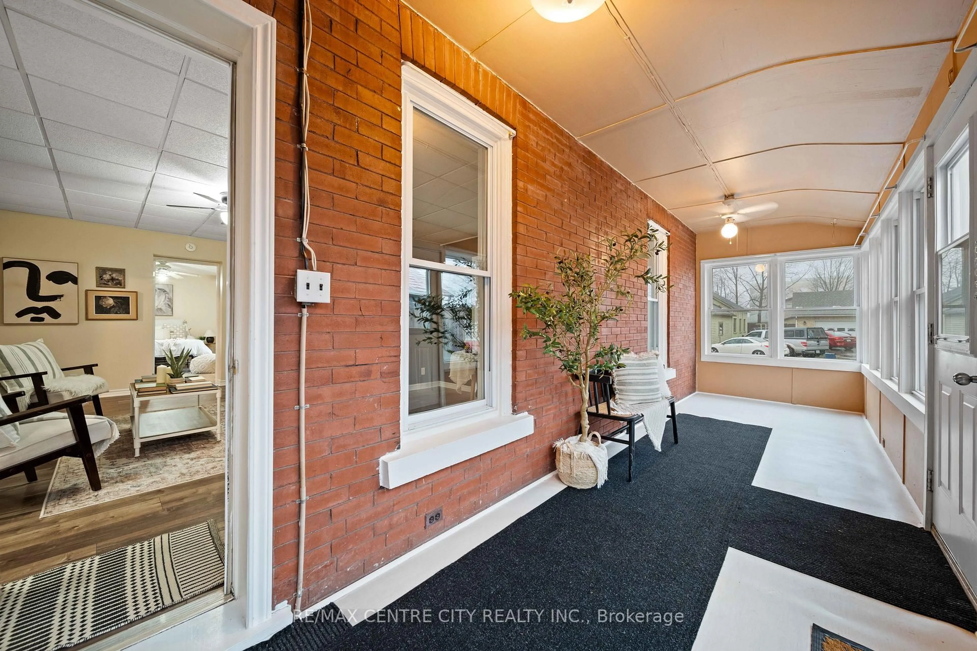 Indoor entryway for 65 King St, Aylmer Ontario N5H 2A2