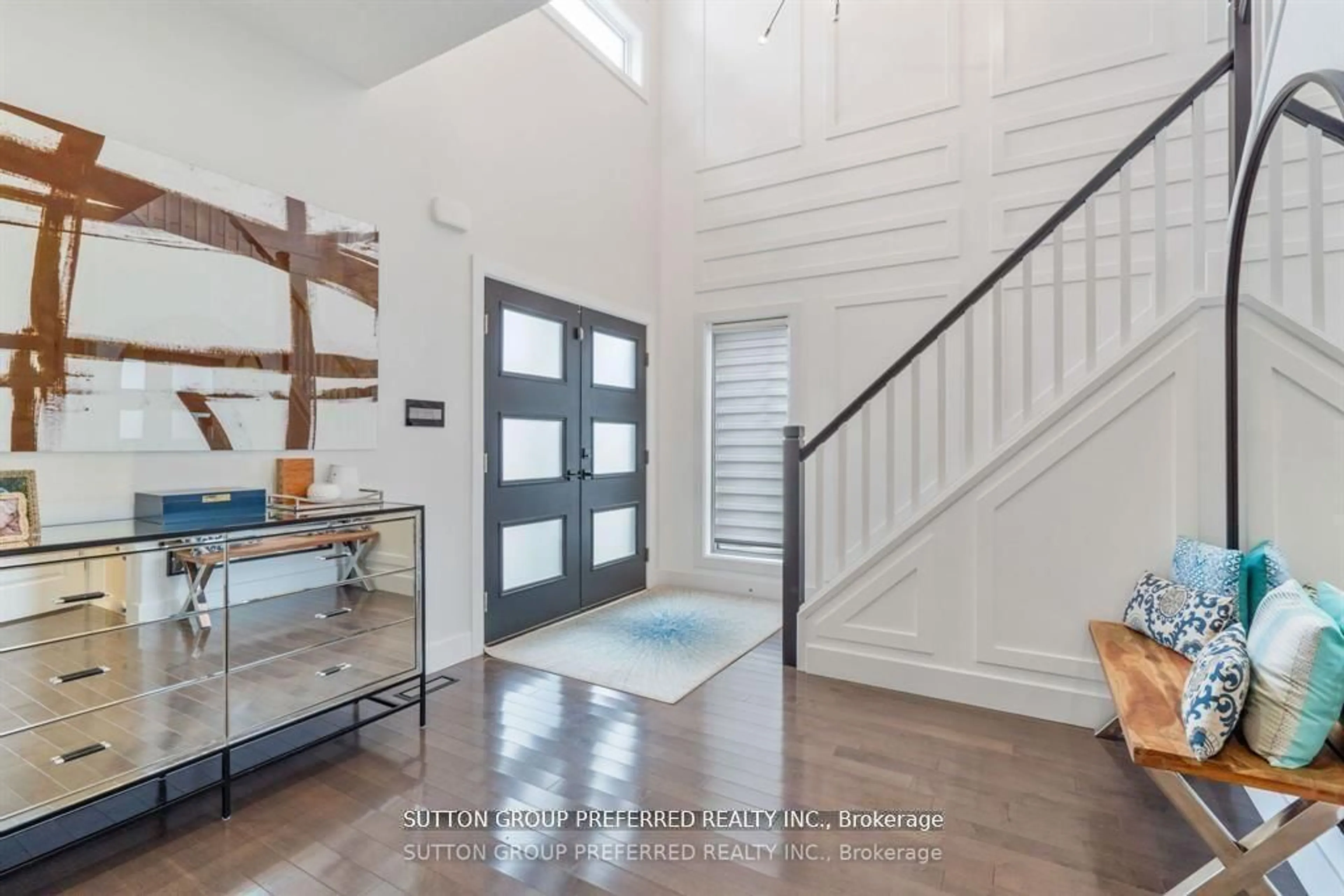 Indoor entryway for 2058 Wateroak Dr, London North Ontario N6G 0P9