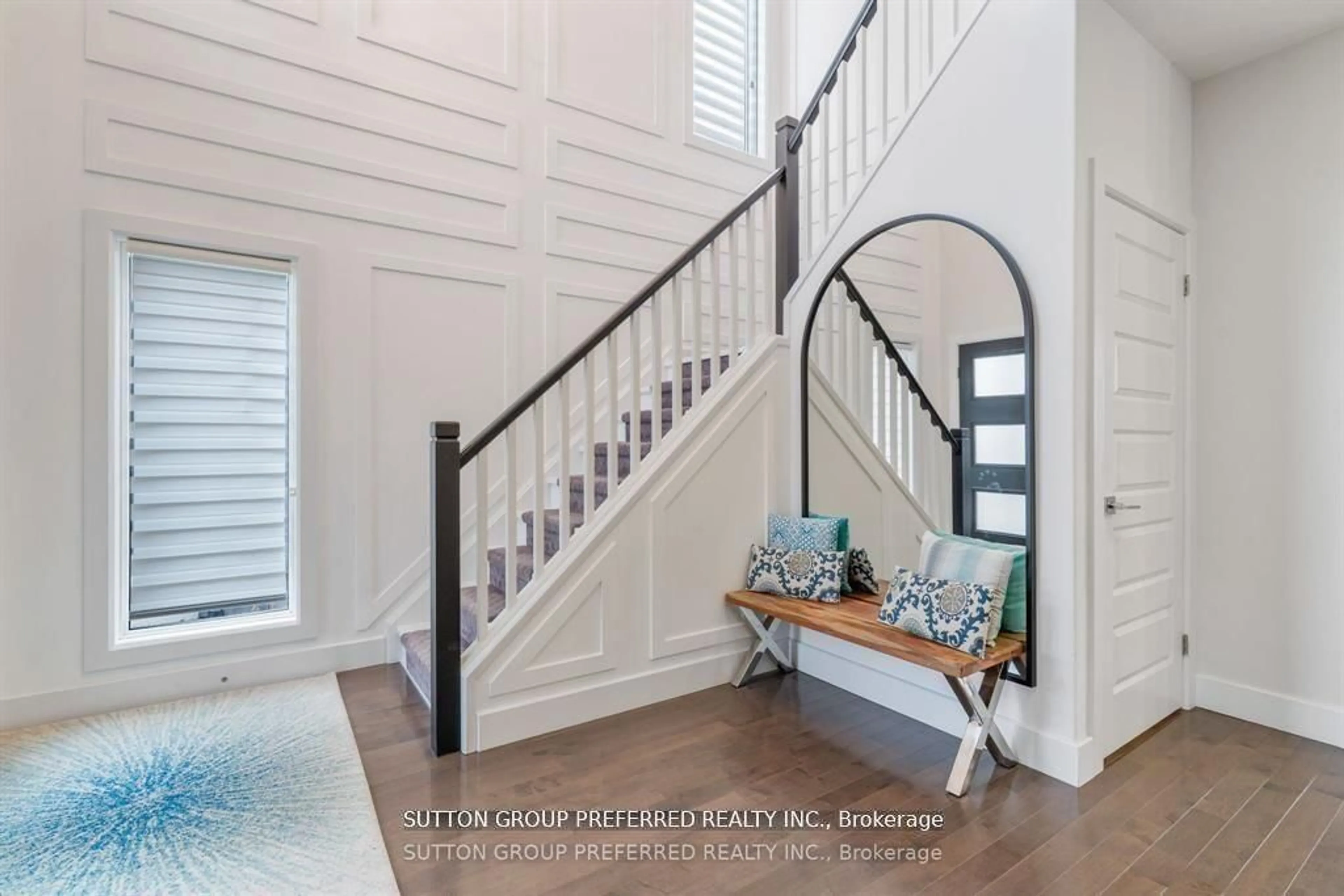 Indoor entryway for 2058 Wateroak Dr, London North Ontario N6G 0P9