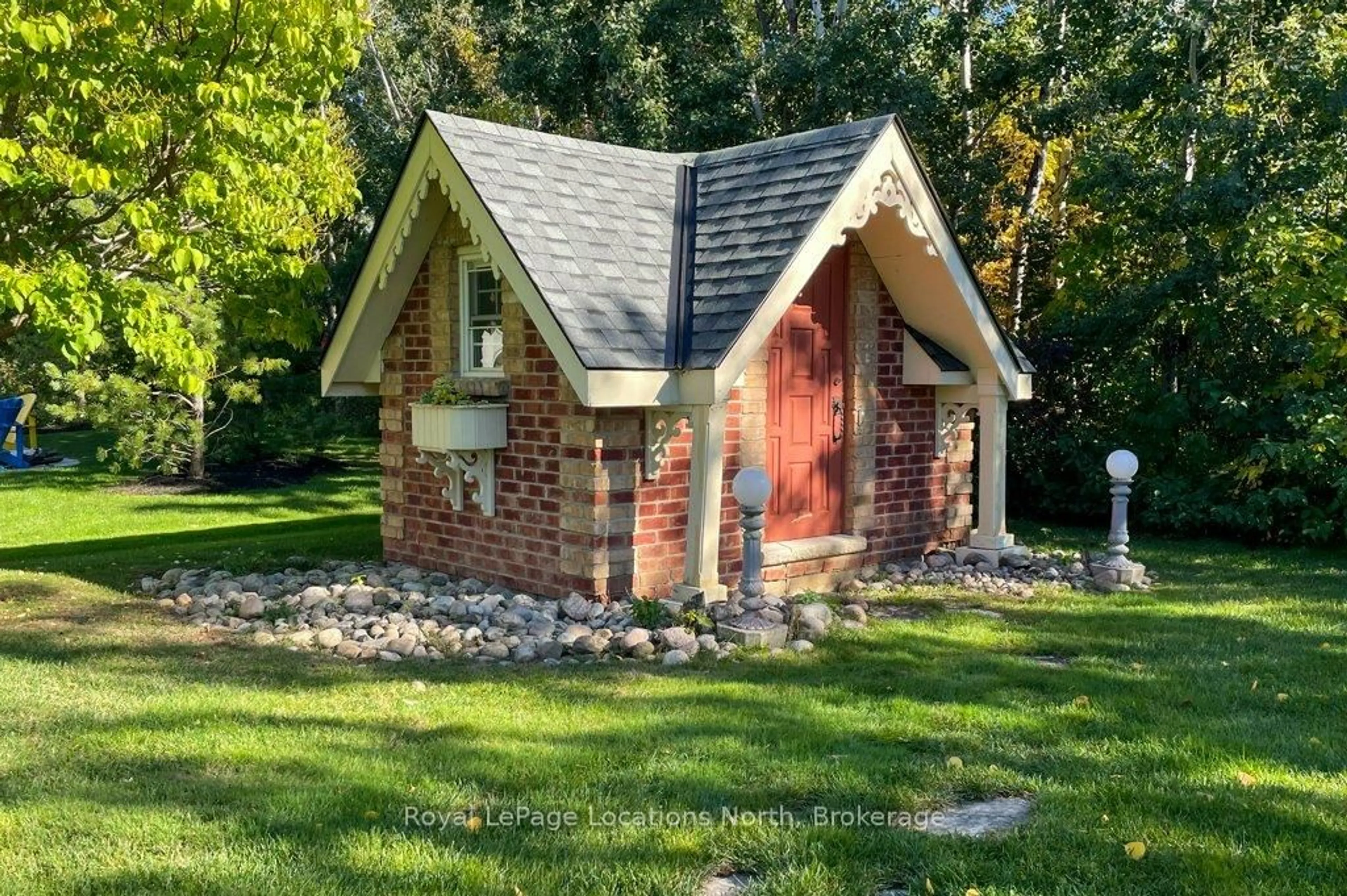 Home with brick exterior material, unknown for 202 Snowbridge Way, Blue Mountains Ontario L9Y 0V1