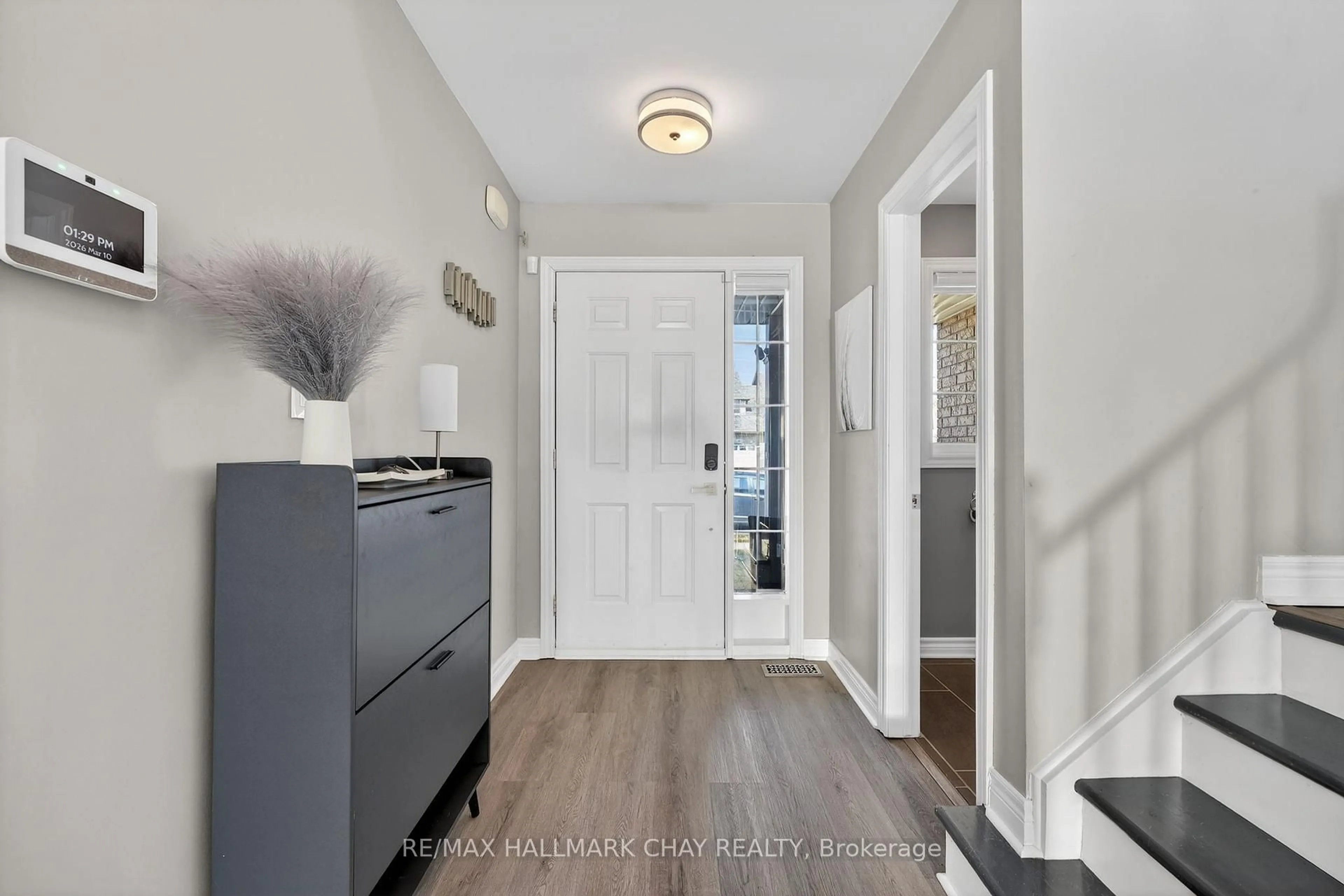 Indoor entryway for 160 McBride Dr, St. Catharines Ontario L2S 4E3