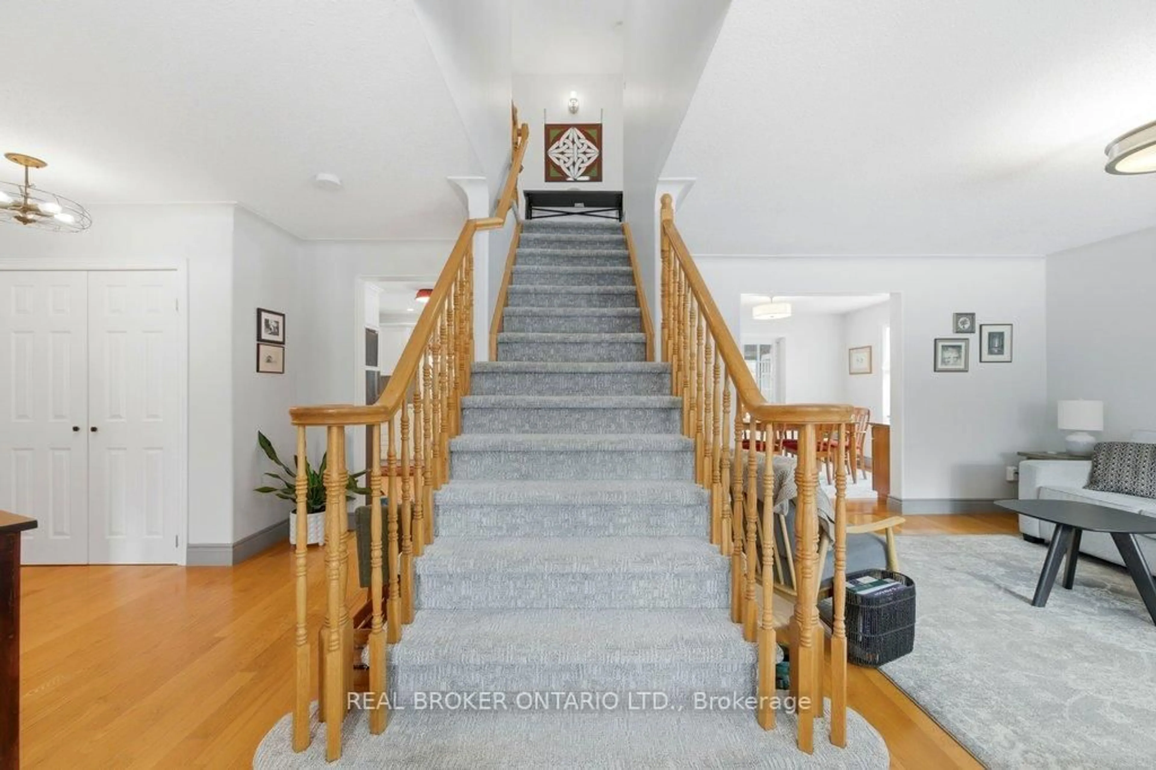 Indoor foyer for 1585 Beckett's Creek Rd, Ottawa Ontario K4C 1C8