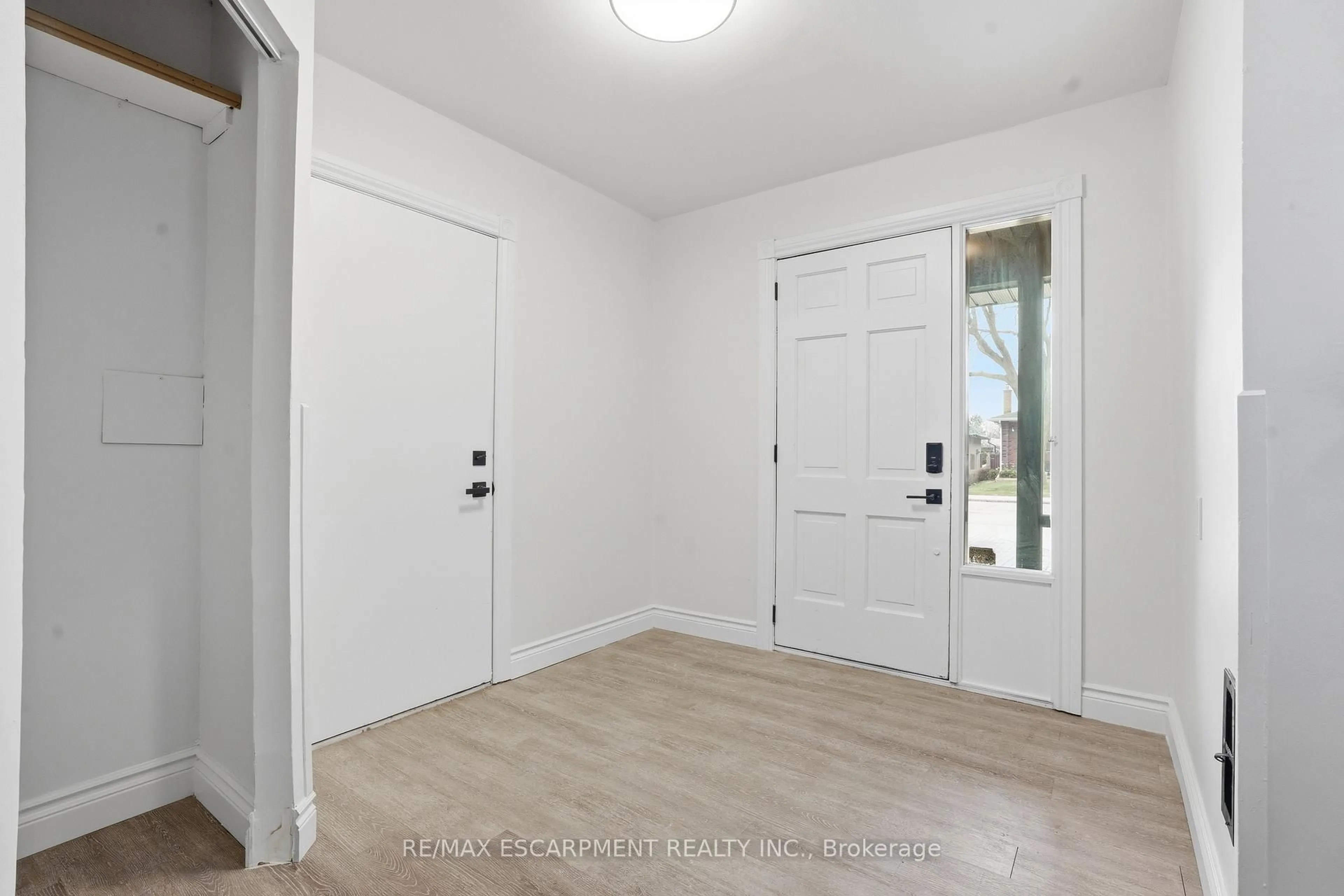 Indoor entryway for 50 Lawnhurst Dr, Hamilton Ontario L8V 4P1