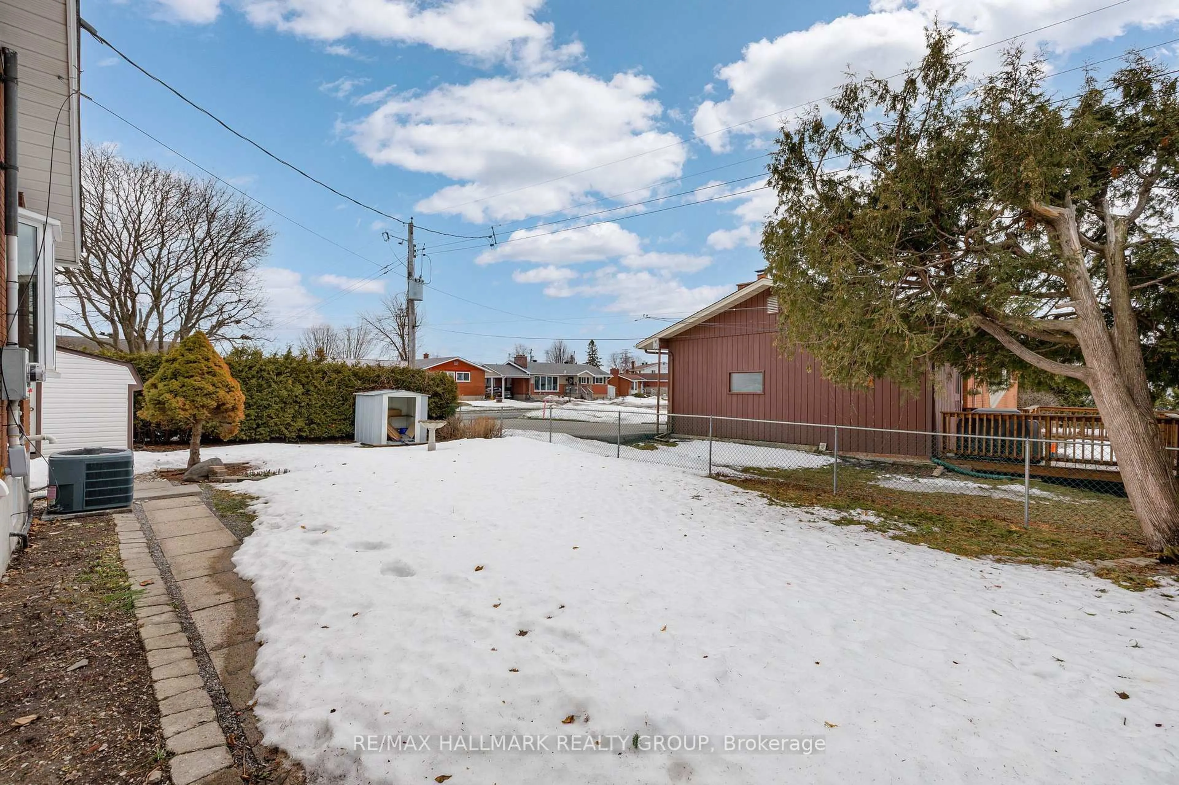 A pic from outside/outdoor area/front of a property/back of a property/a pic from drone, street for 26 SPRING GARDEN Ave, Ottawa Ontario K2G 3B4