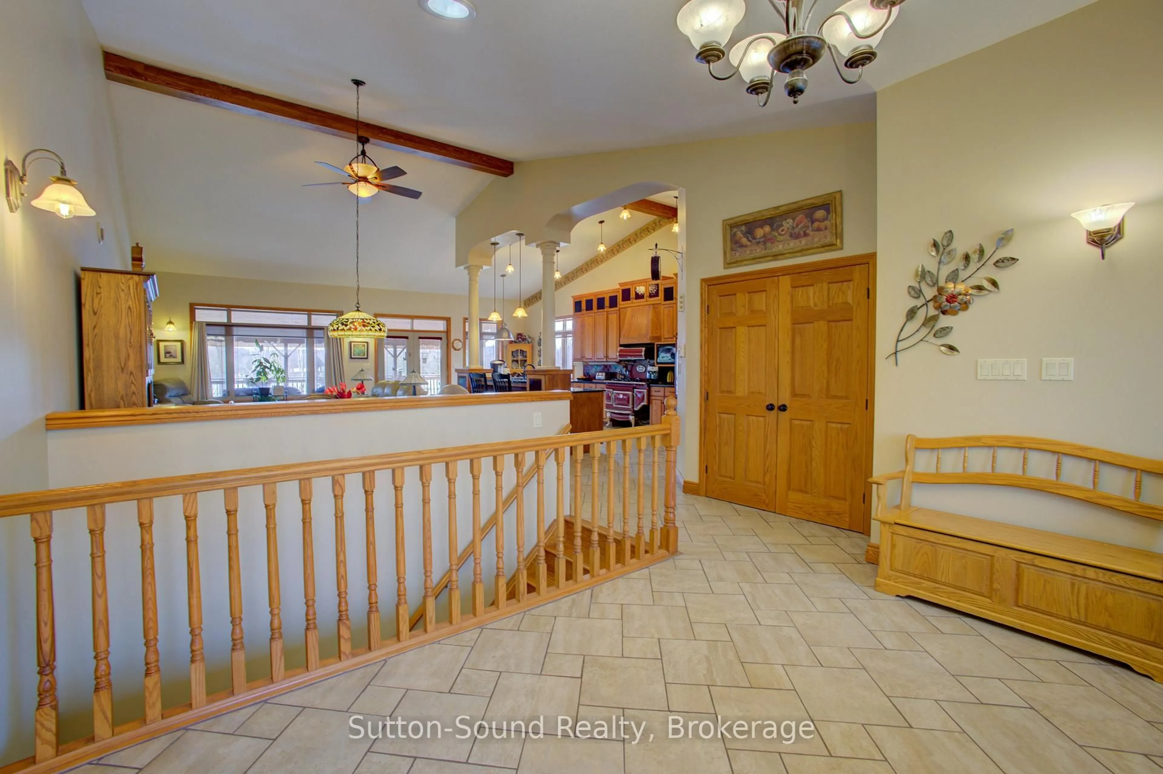 Indoor foyer for 122 Mccullough Lake Dr, Chatsworth Ontario N0H 2V0