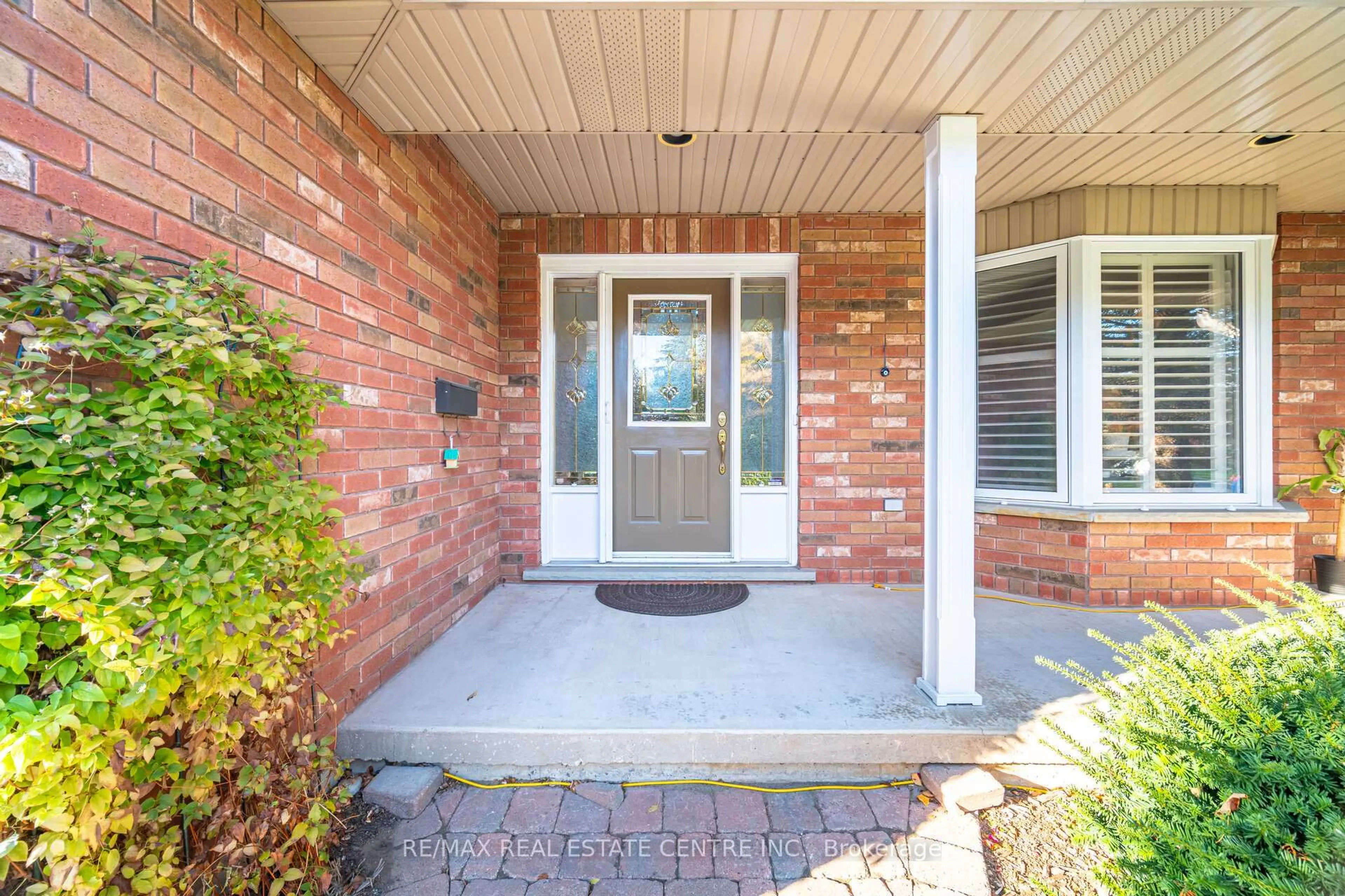 Indoor entryway for 327 Cavendish Dr, Hamilton Ontario L9G 3Z1