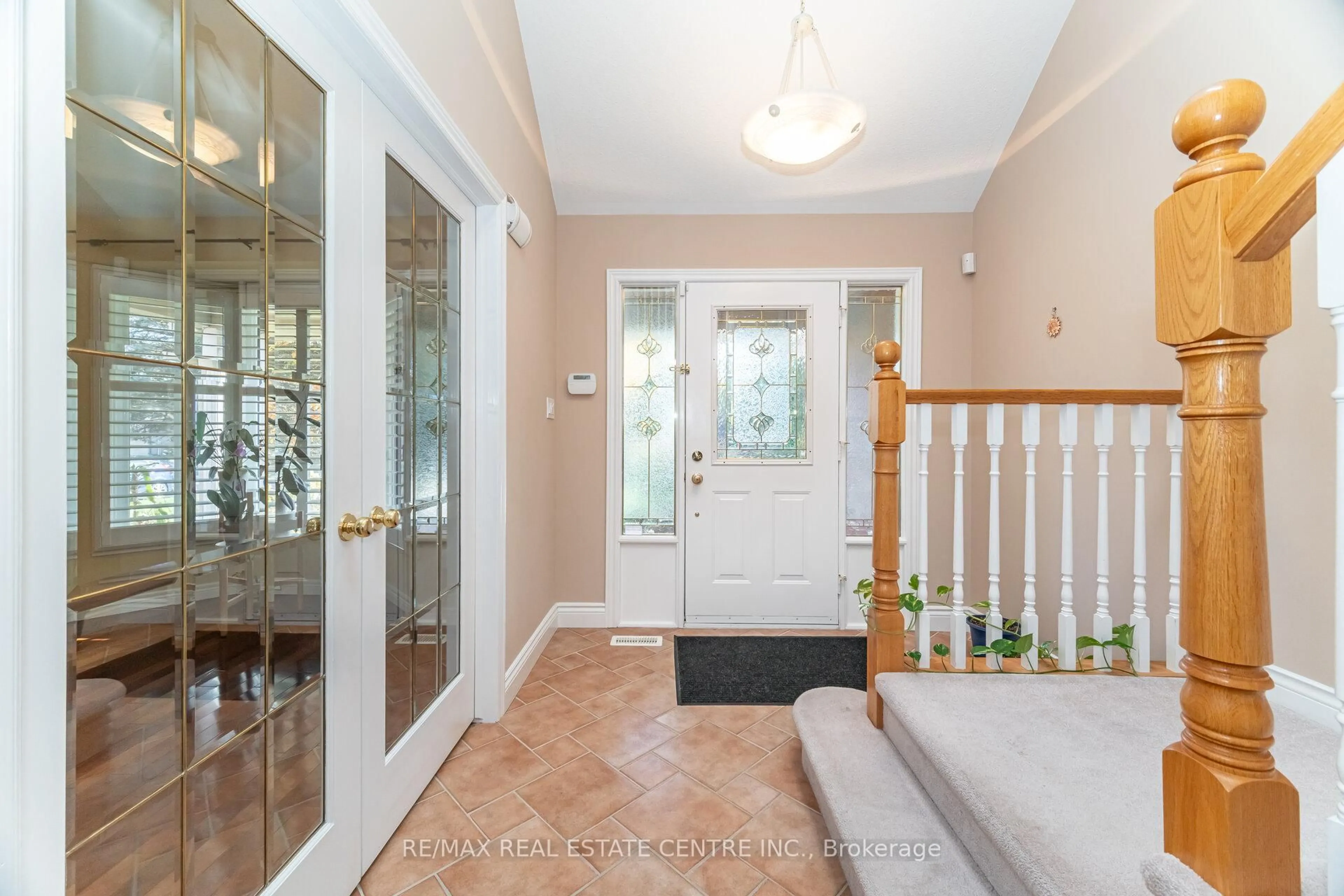Indoor entryway for 327 Cavendish Dr, Hamilton Ontario L9G 3Z1
