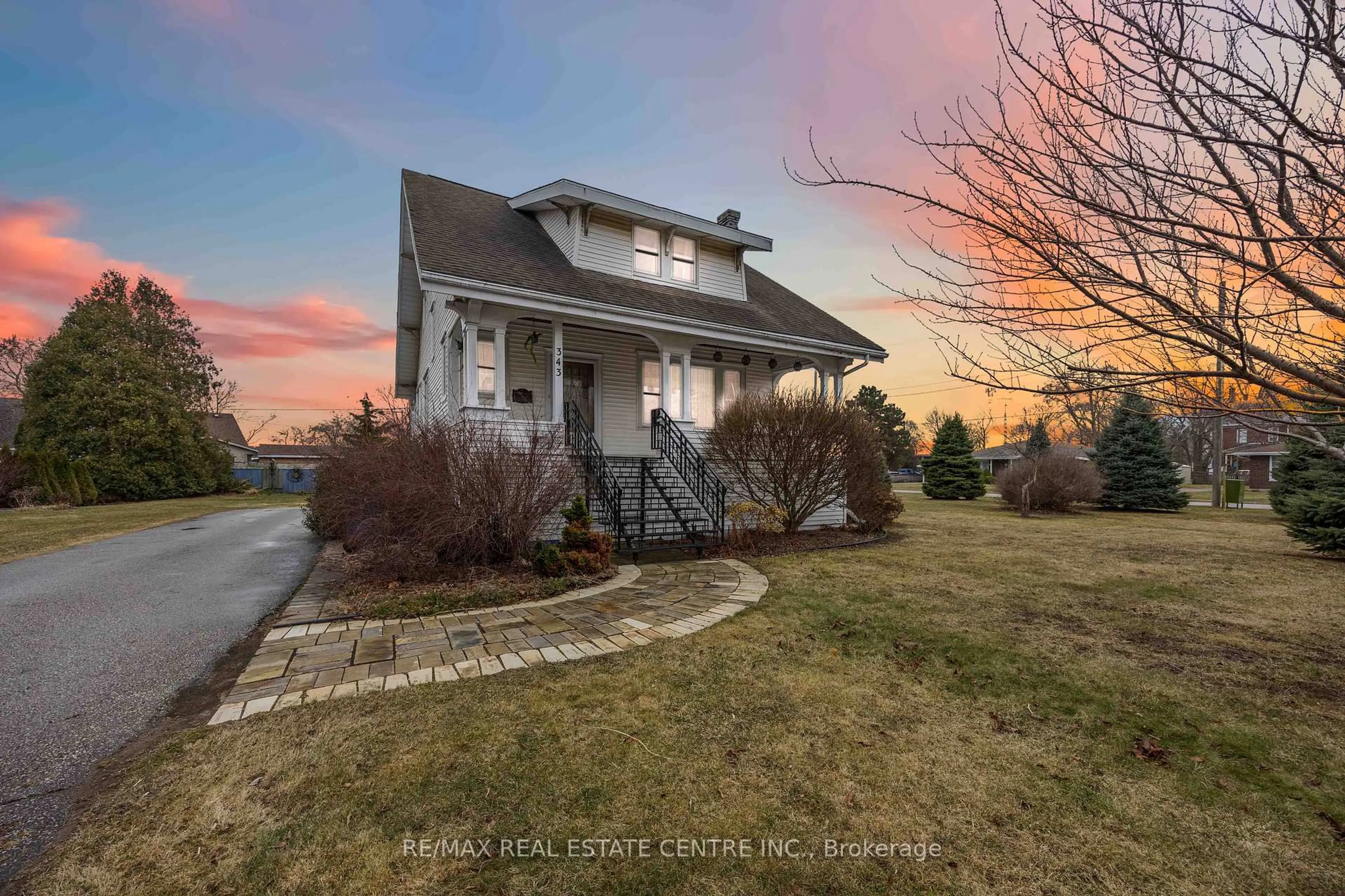 A pic from outside/outdoor area/front of a property/back of a property/a pic from drone, street for 343 Gillard St, Chatham-Kent Ontario N8A 1N5