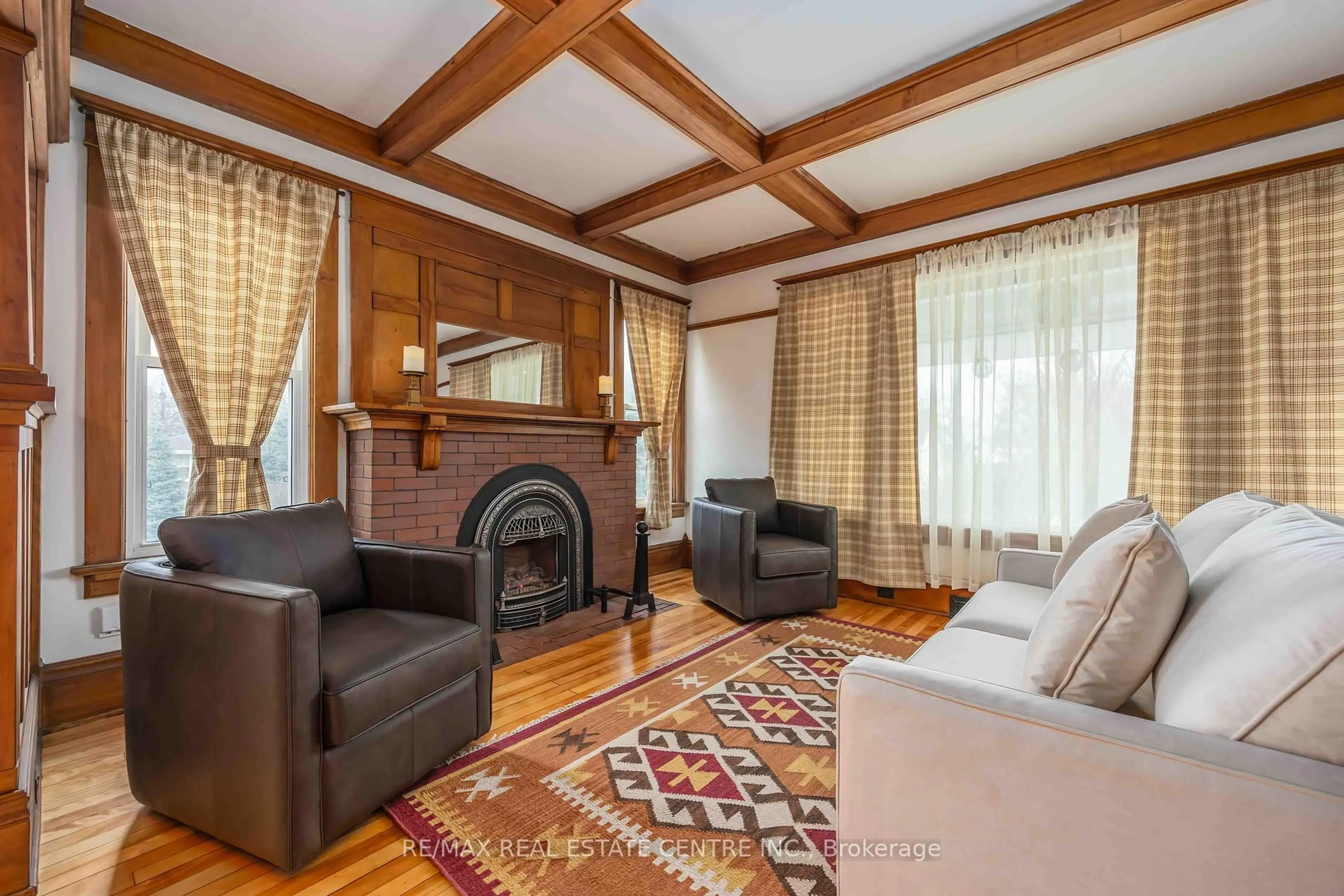 Living room with furniture, wood/laminate floor for 343 Gillard St, Chatham-Kent Ontario N8A 1N5