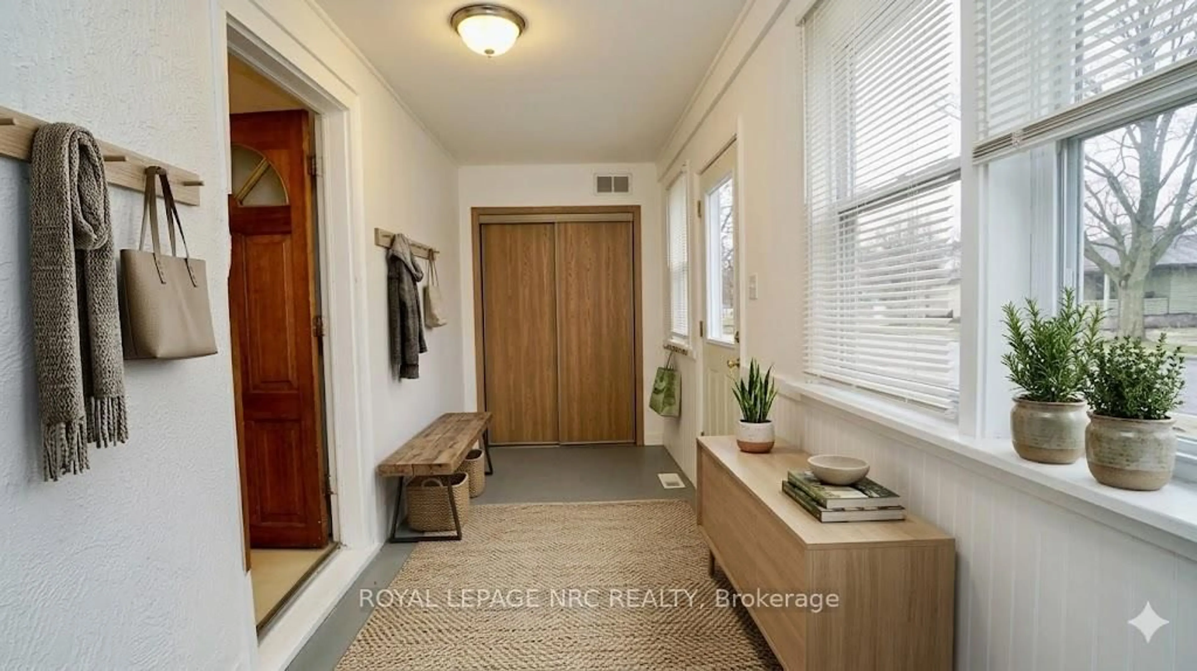 Indoor entryway for 72 Garner Ave, Welland Ontario L3B 2X9