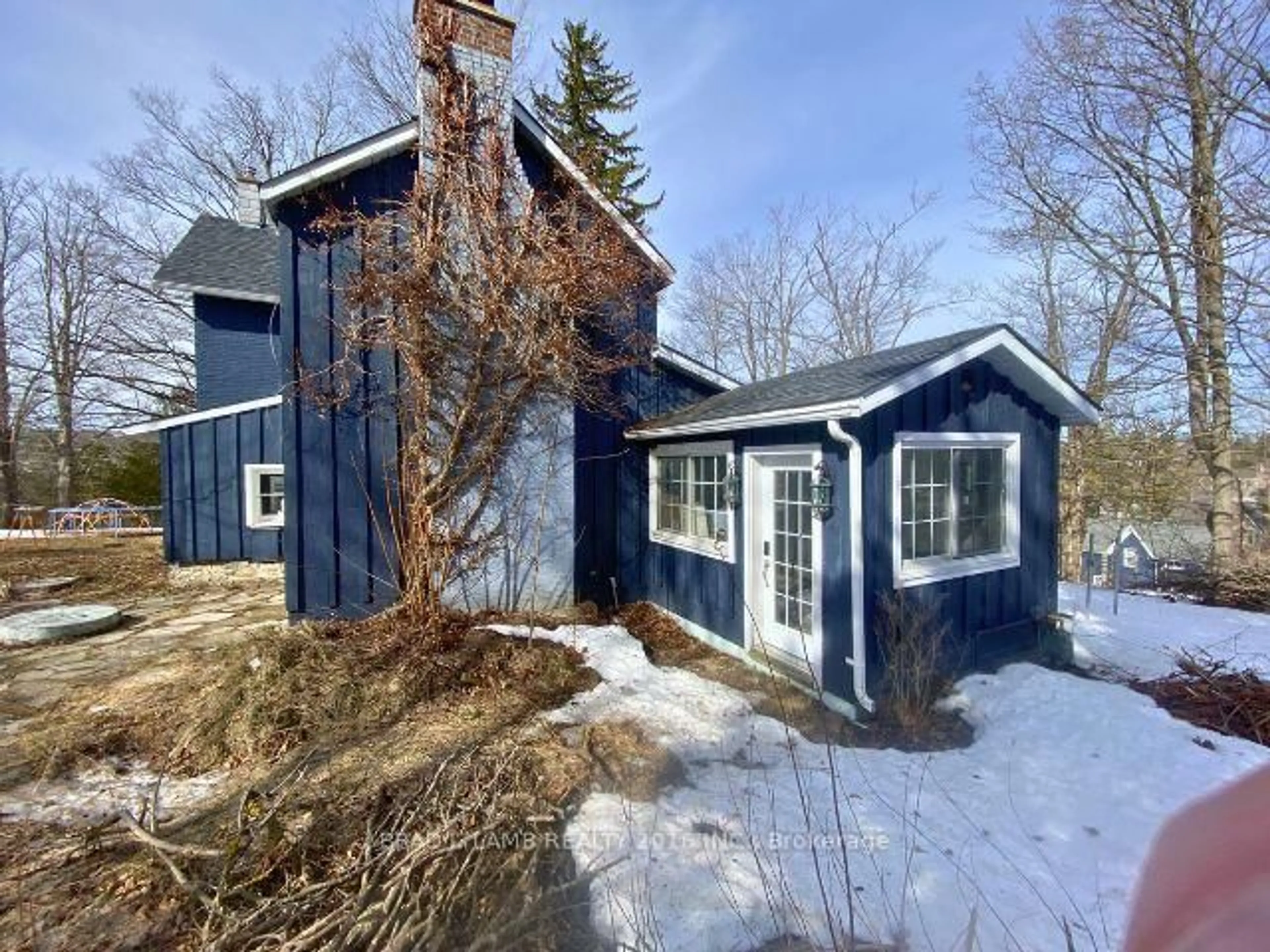 A pic from outside/outdoor area/front of a property/back of a property/a pic from drone, street for 2 High St, Melancthon Ontario L0N 1J0