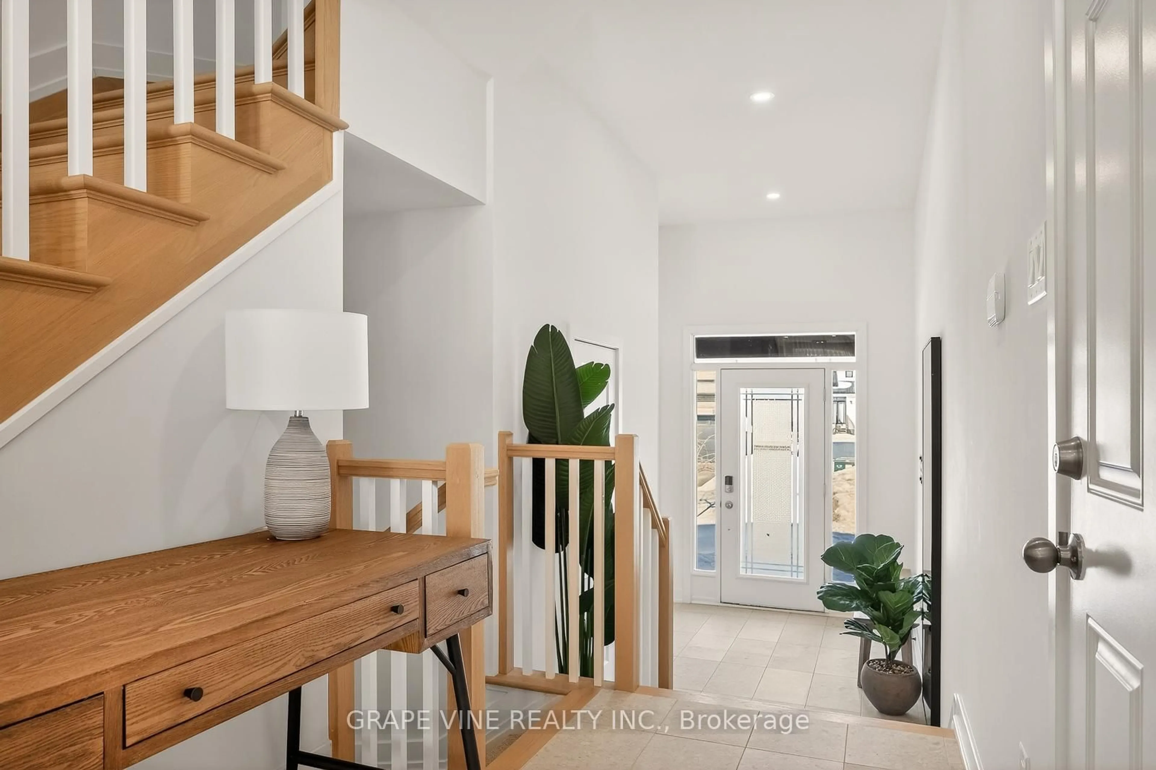 Indoor entryway for 2034 Allegrini Terr, Ottawa Ontario K2S 2S7