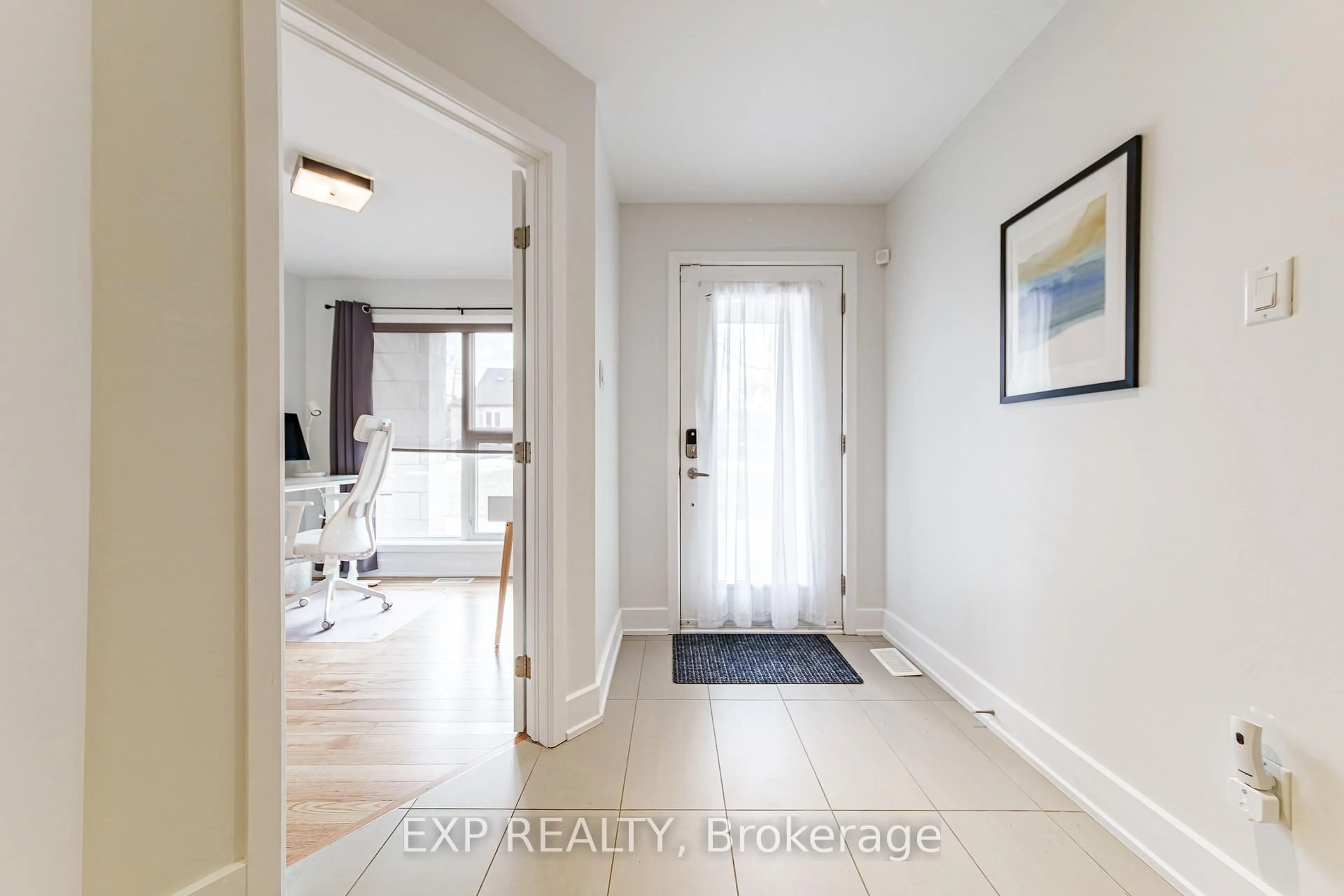 Indoor entryway for 63 Young St #D, Ottawa Ontario K1S 5T5