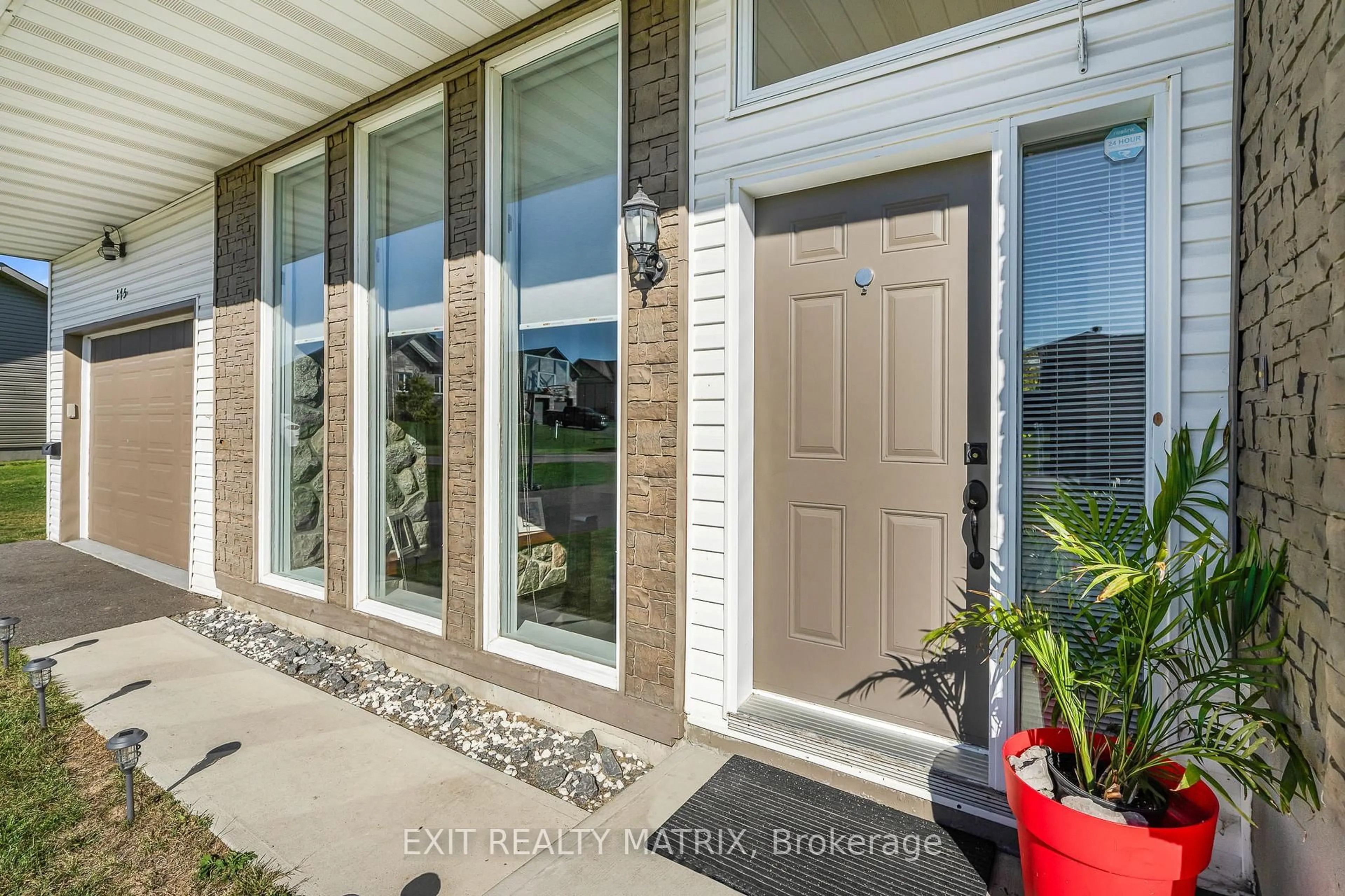 Indoor entryway for 175 Roxanne St, Clarence-Rockland Ontario K0A 1N0