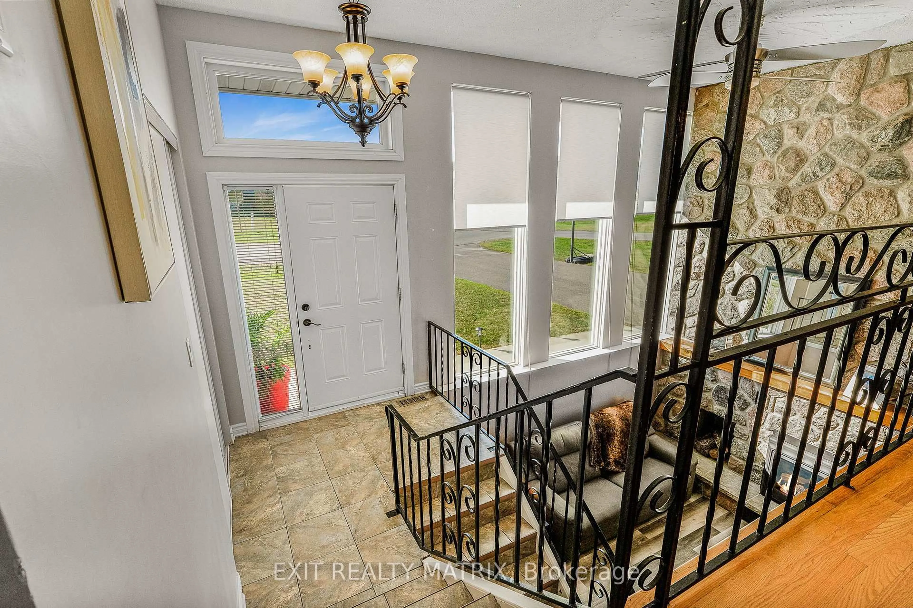 Indoor entryway for 175 Roxanne St, Clarence-Rockland Ontario K0A 1N0