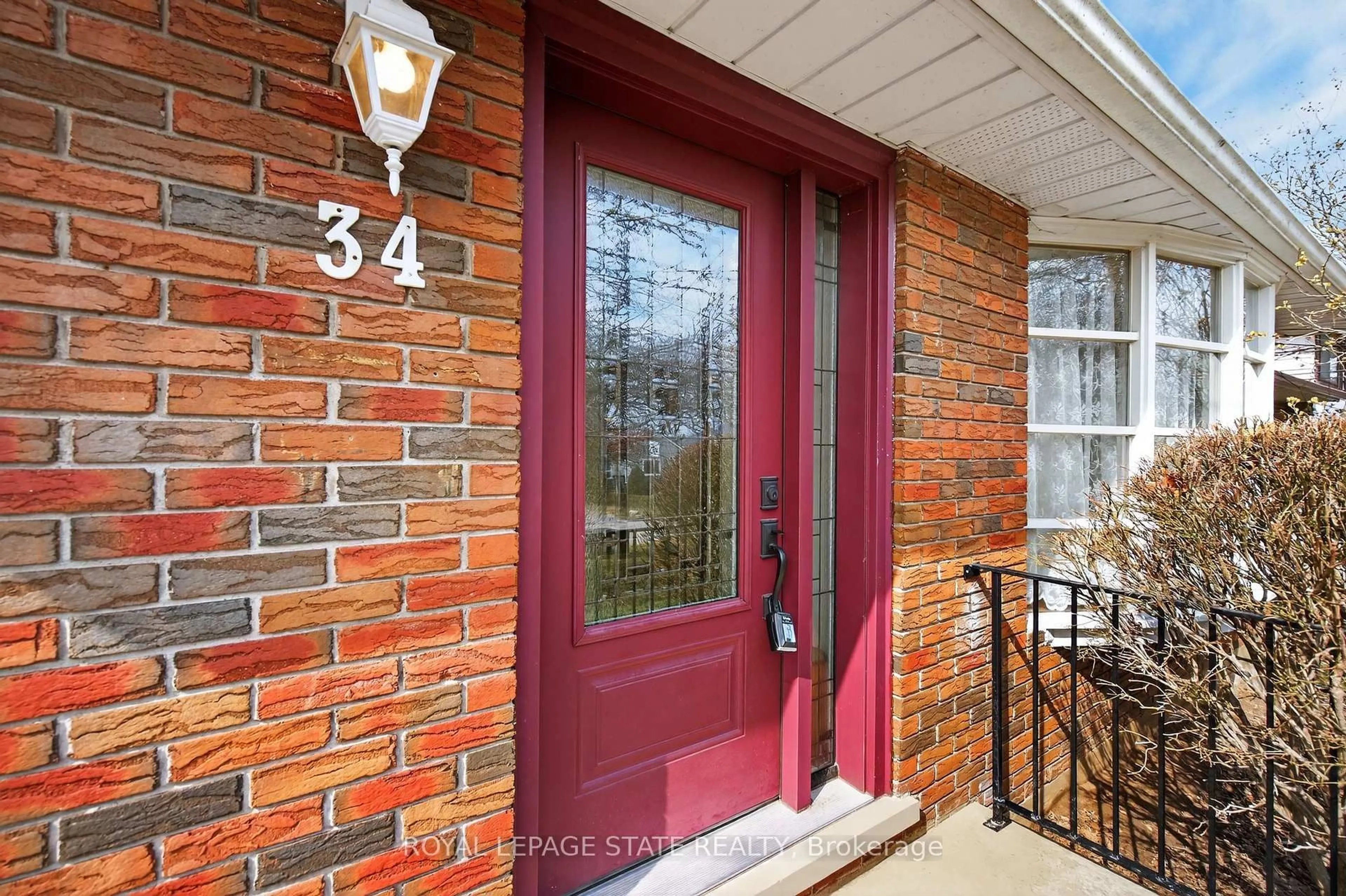 Indoor entryway for 34 Helen St, Hamilton Ontario L9H 1N3