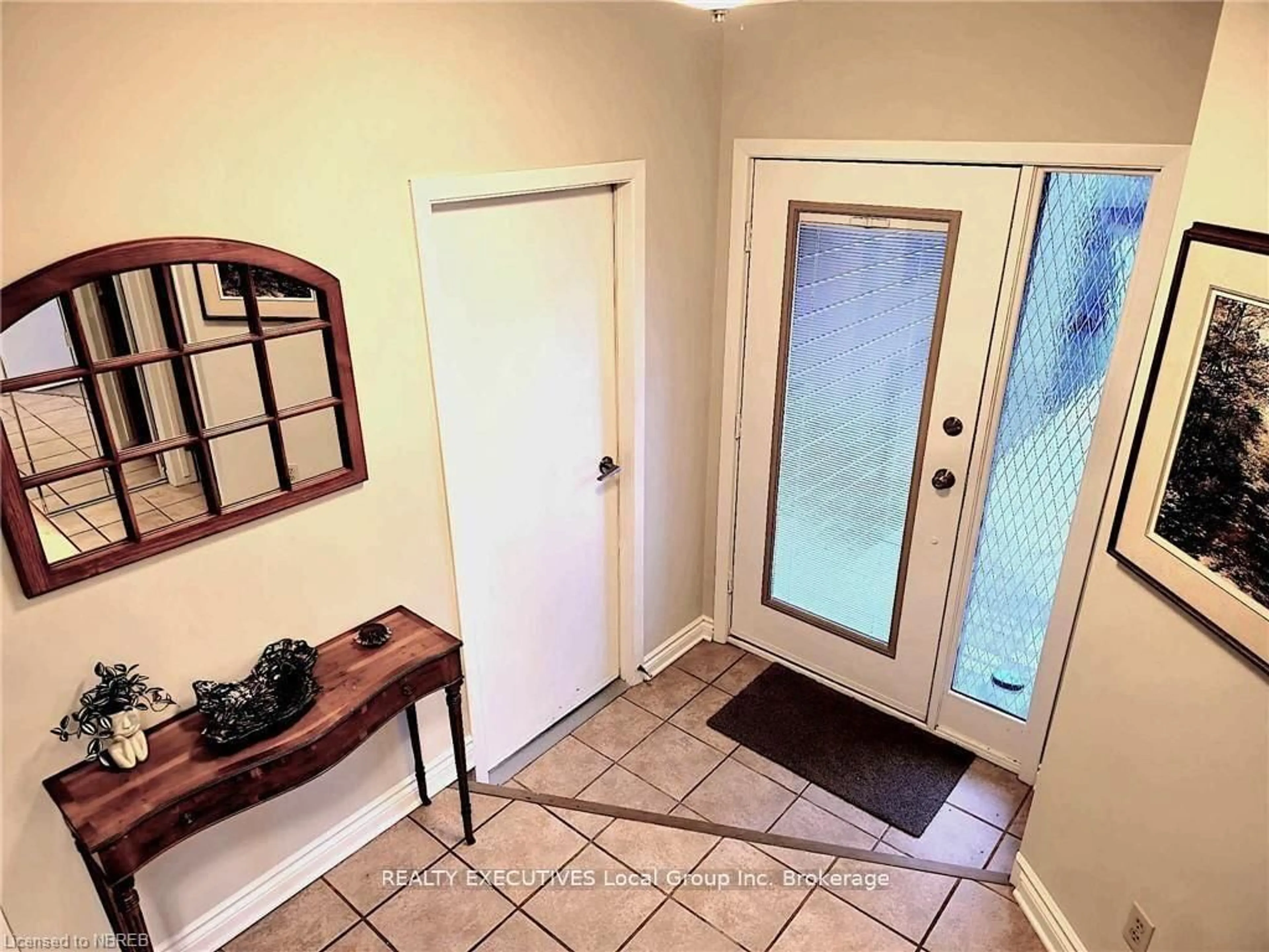 Indoor entryway for 555 Main St #5, Callander Ontario P0H 1H0