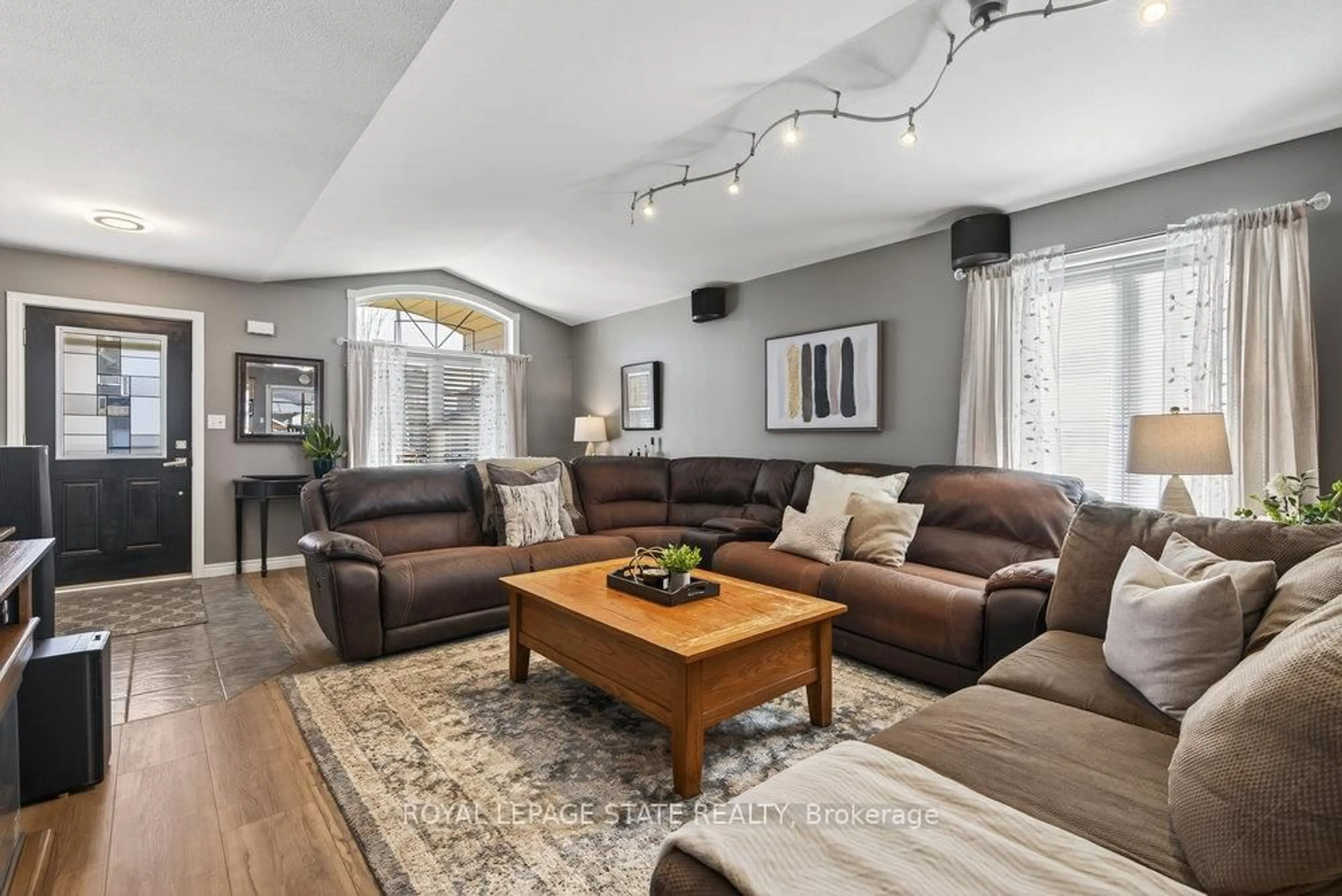 Living room with furniture, unknown for 60 Saturn Rd, Port Colborne Ontario L3K 6E1