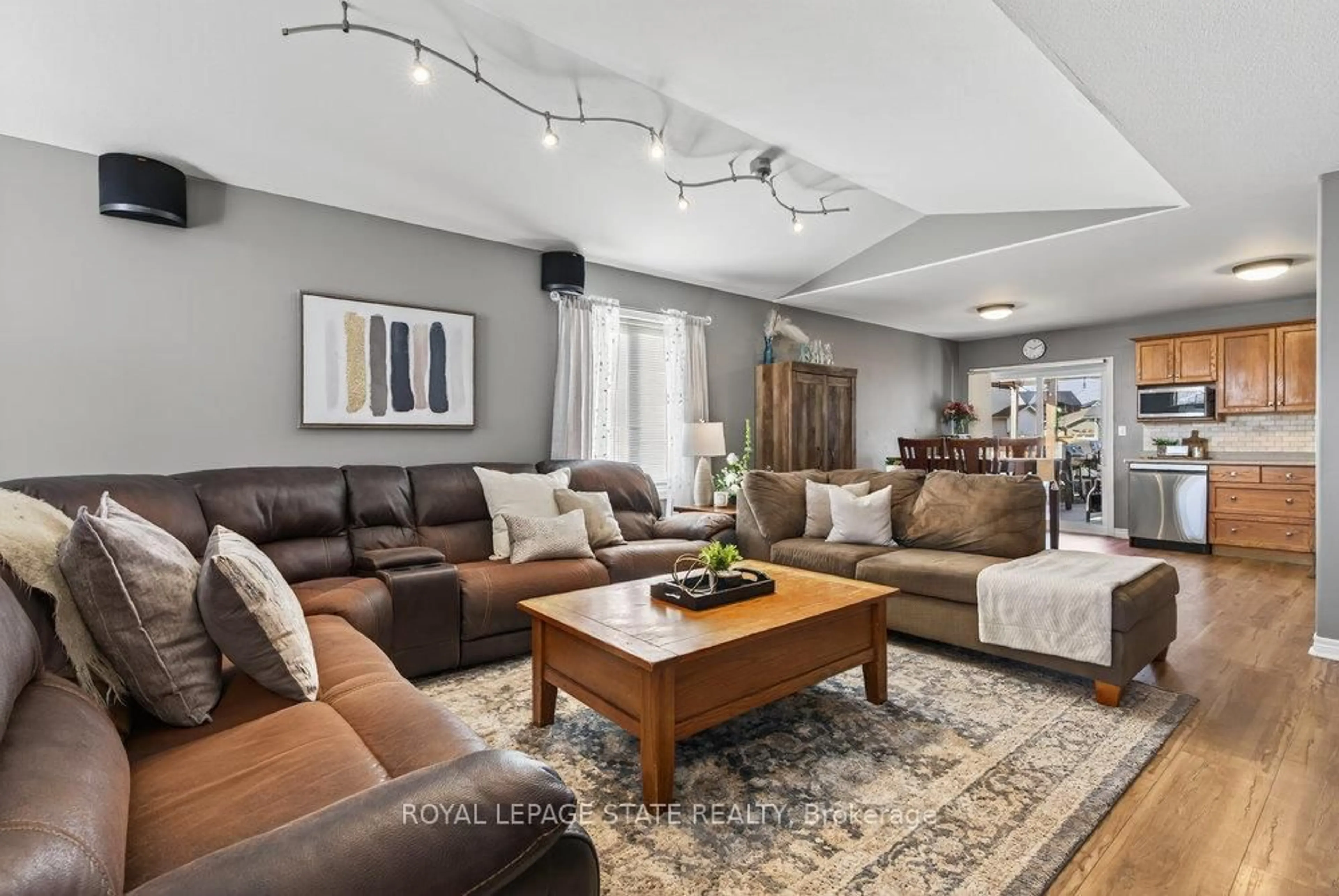 Living room with furniture, unknown for 60 Saturn Rd, Port Colborne Ontario L3K 6E1