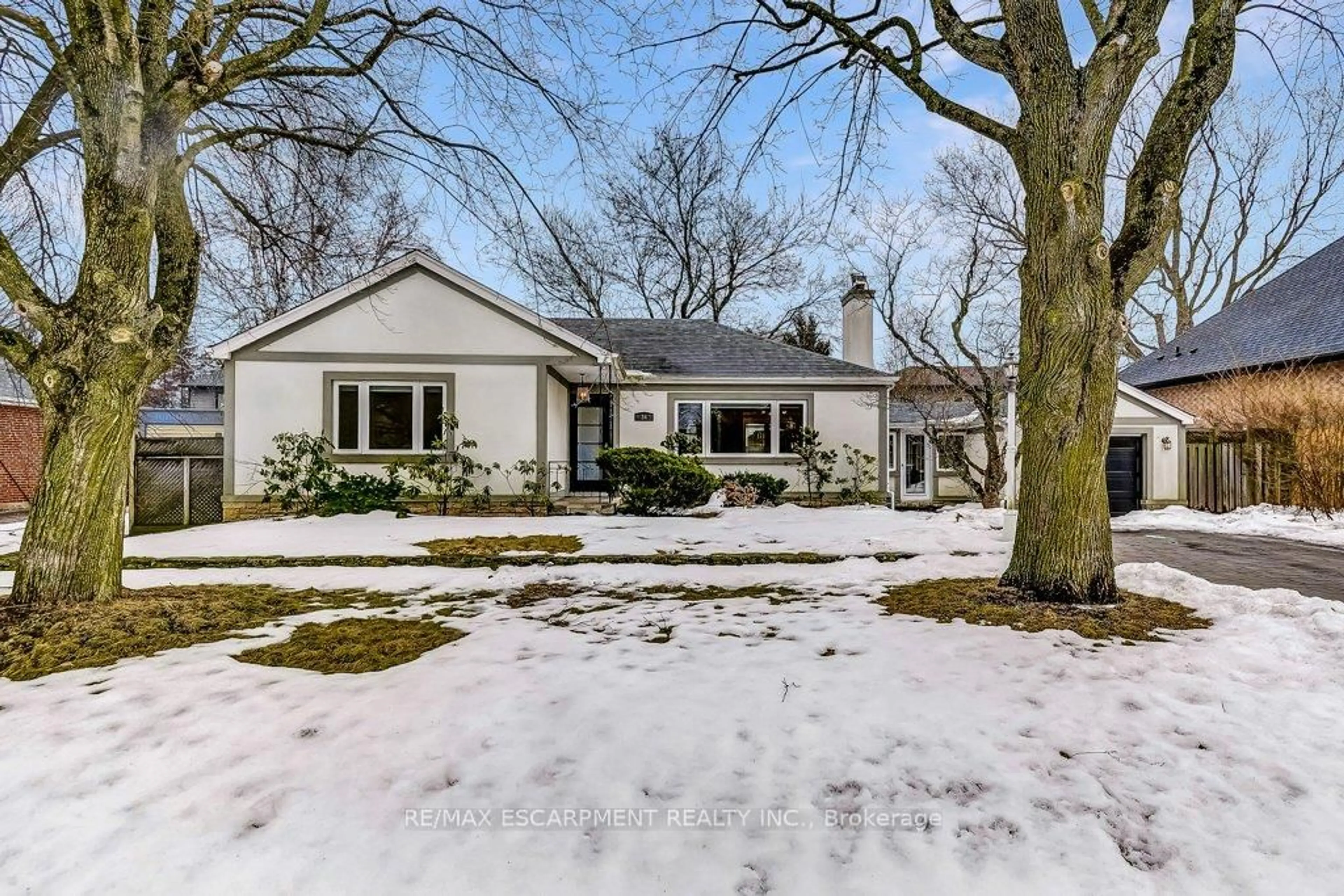 A pic from outside/outdoor area/front of a property/back of a property/a pic from drone, street for 34 Oakley Crt, Hamilton Ontario L9G 1T5