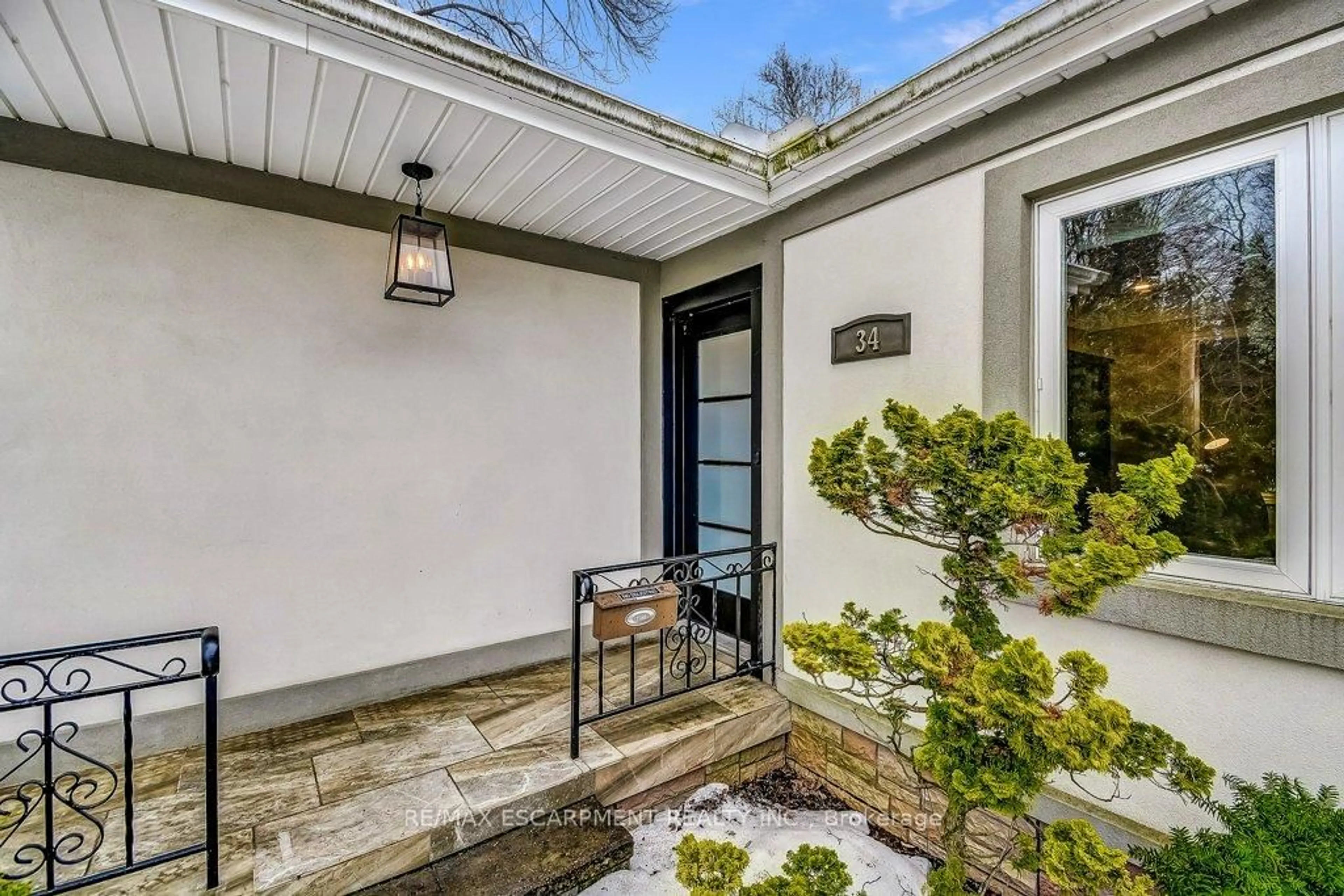 Indoor entryway for 34 Oakley Crt, Hamilton Ontario L9G 1T5