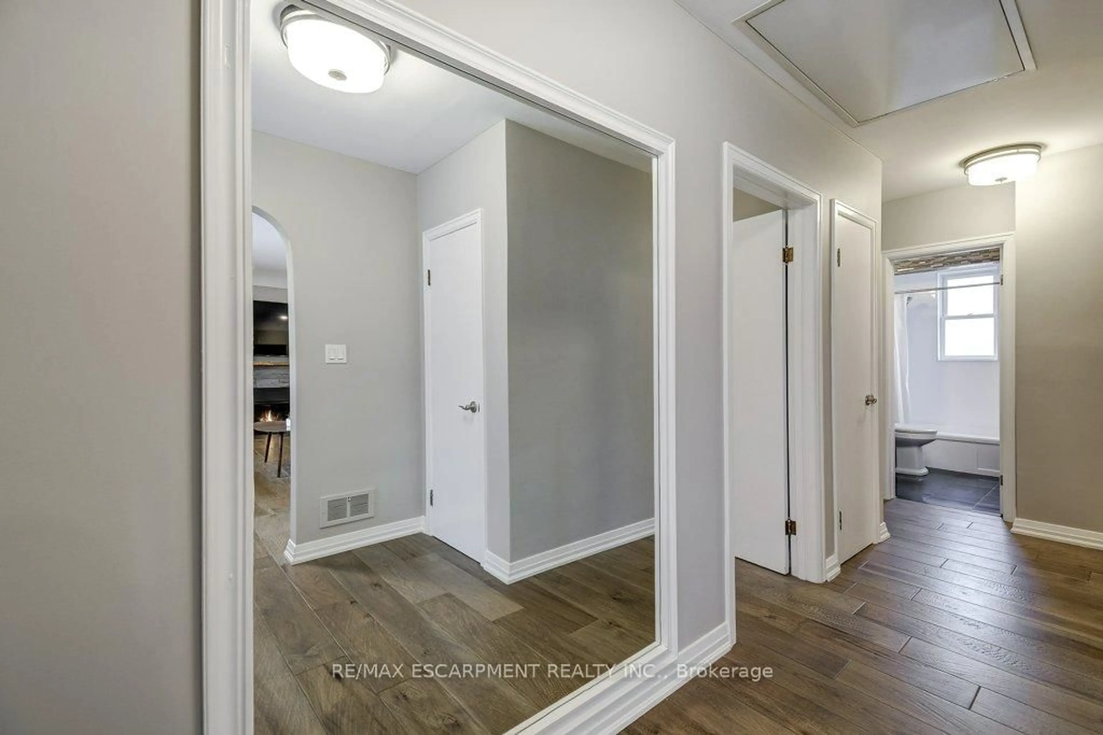 Indoor entryway for 34 Oakley Crt, Hamilton Ontario L9G 1T5