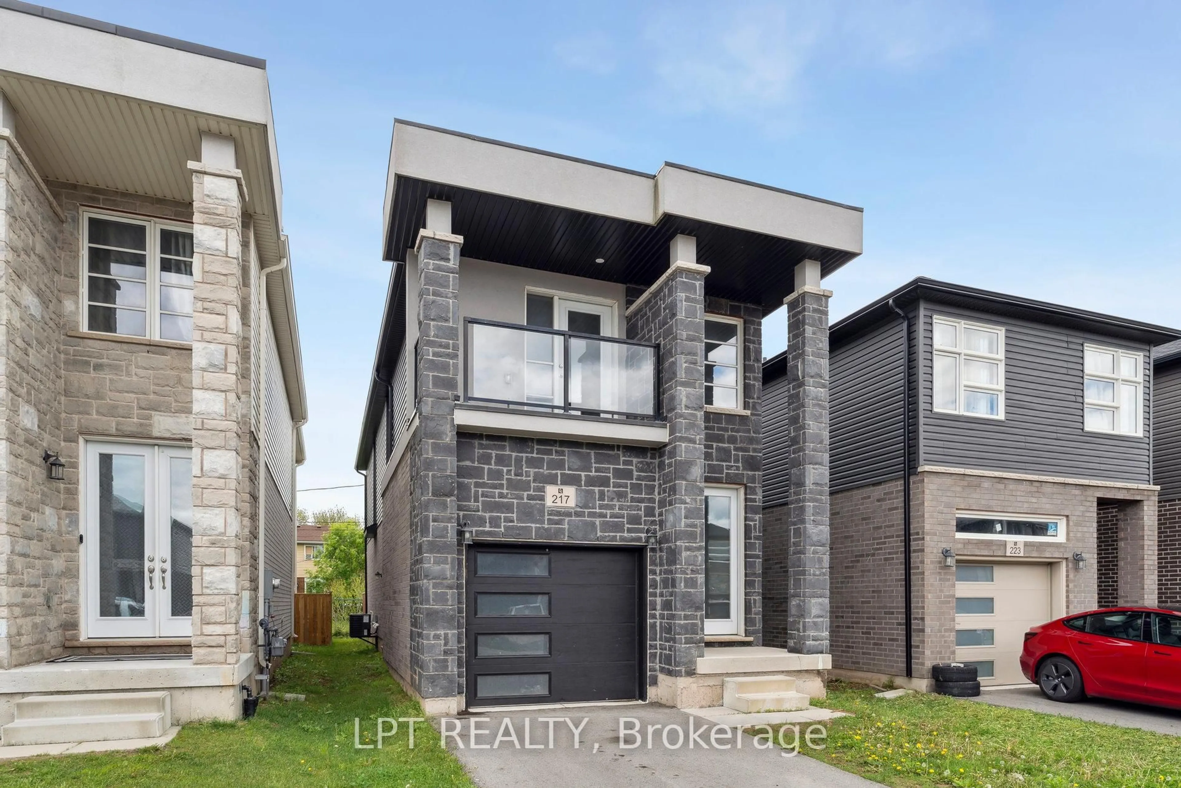 Home with brick exterior material, street for 217 Louise St, Welland Ontario L3B 1T2