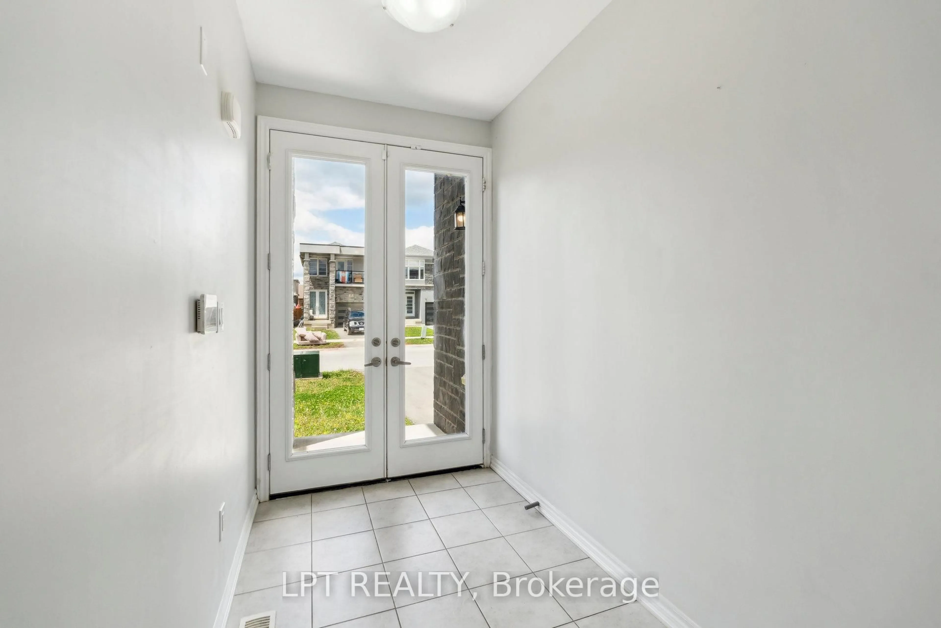 Indoor entryway for 217 Louise St, Welland Ontario L3B 1T2