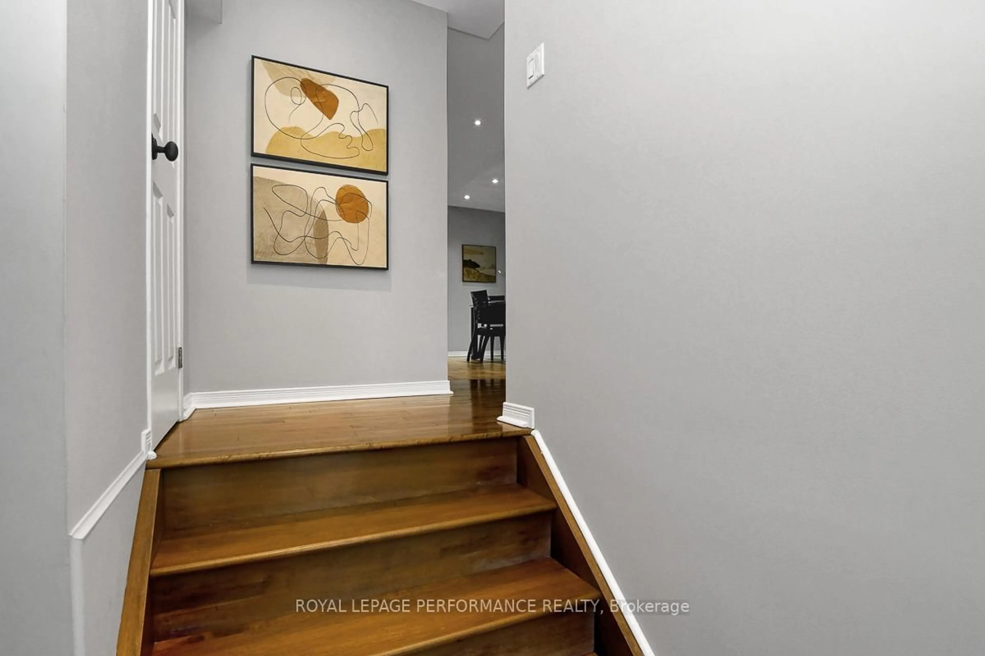 Indoor entryway for 19 Columbus Ave, Ottawa Ontario K1K 1R2