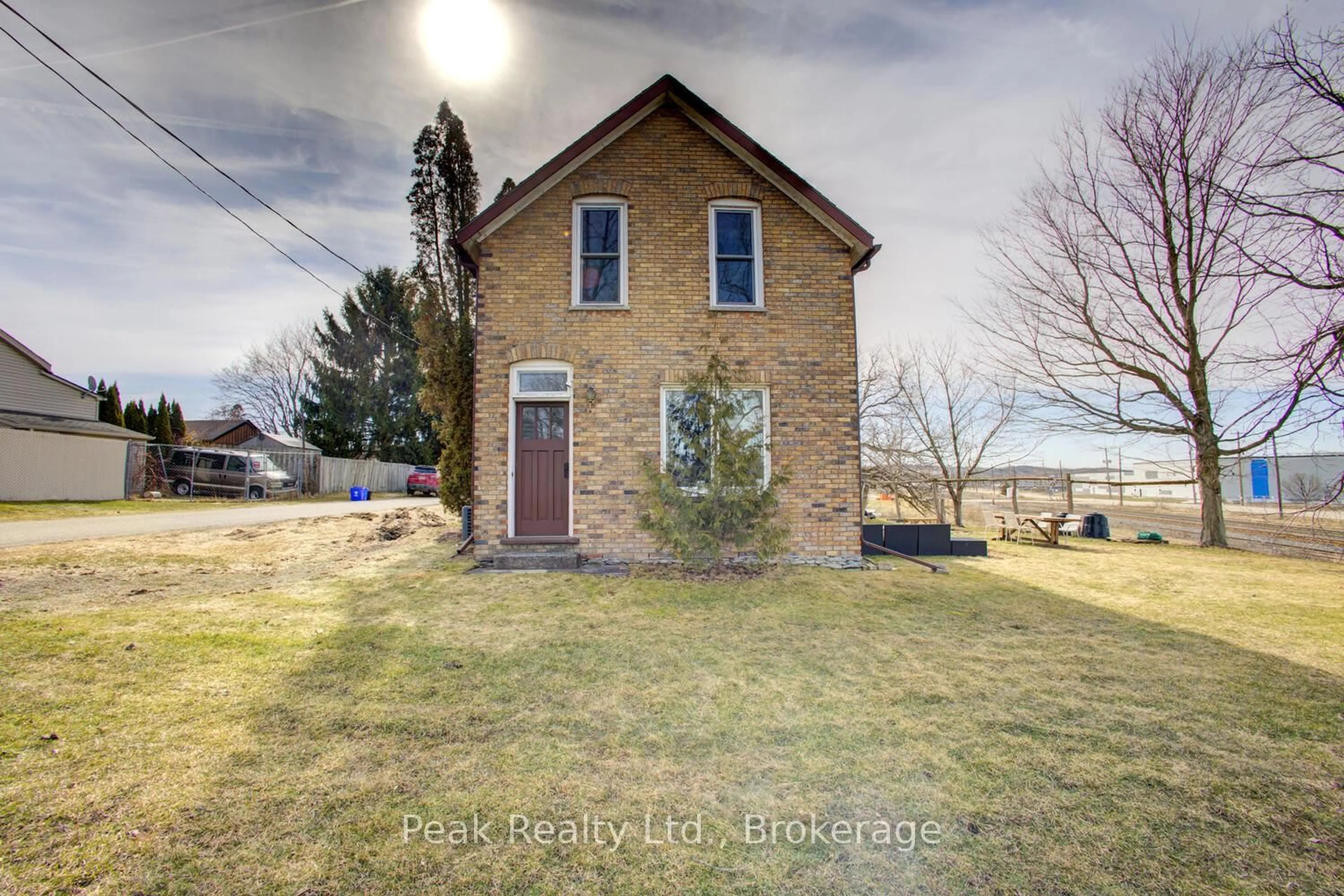 A pic from outside/outdoor area/front of a property/back of a property/a pic from drone, street for 295 Vincent St, Woodstock Ontario N4S 5M2