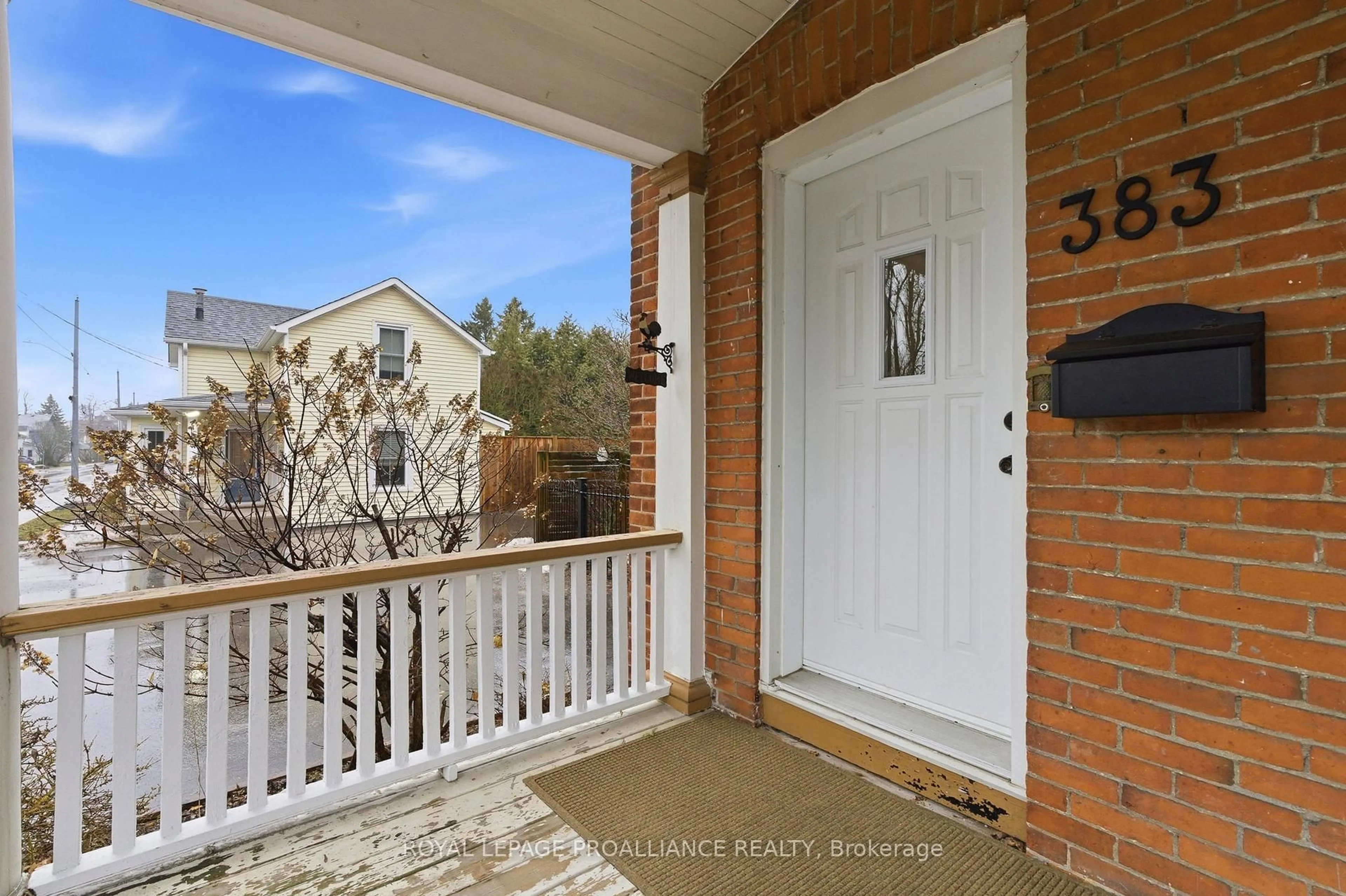 Indoor entryway for 383 Mathew St, Cobourg Ontario K9A 3E6