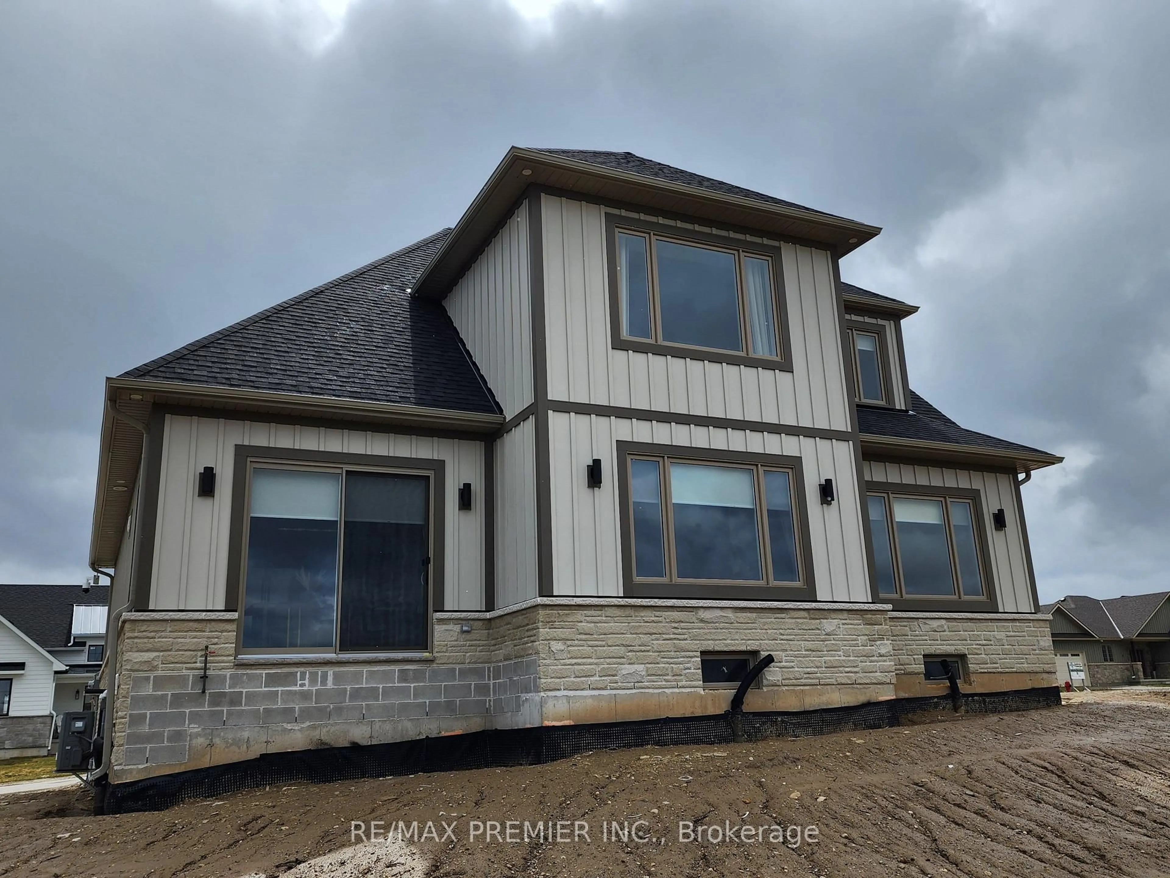 Home with vinyl exterior material, building for 1 Hilton Lane, Meaford Ontario N4L 1L8