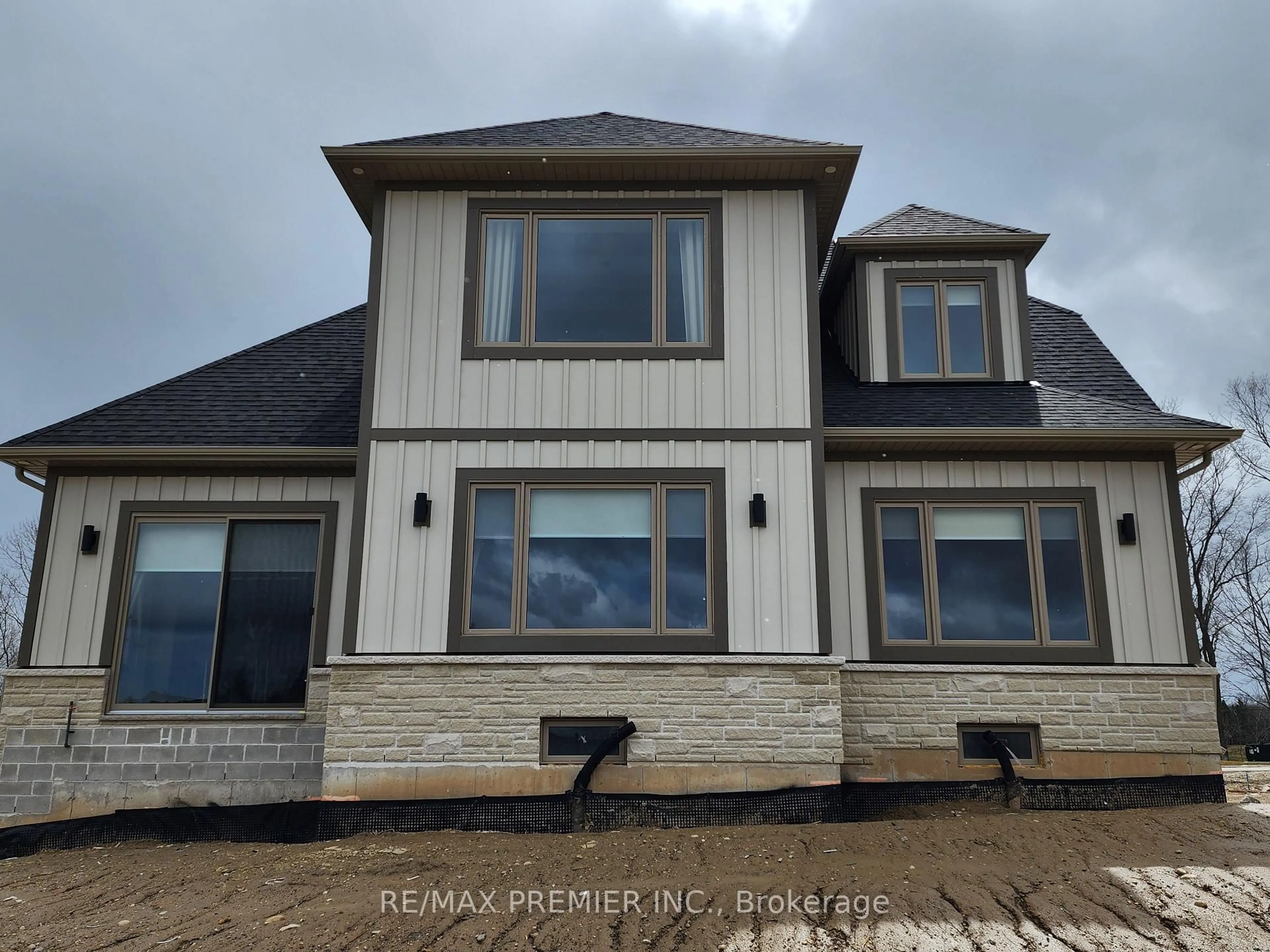 Home with vinyl exterior material, building for 1 Hilton Lane, Meaford Ontario N4L 1L8