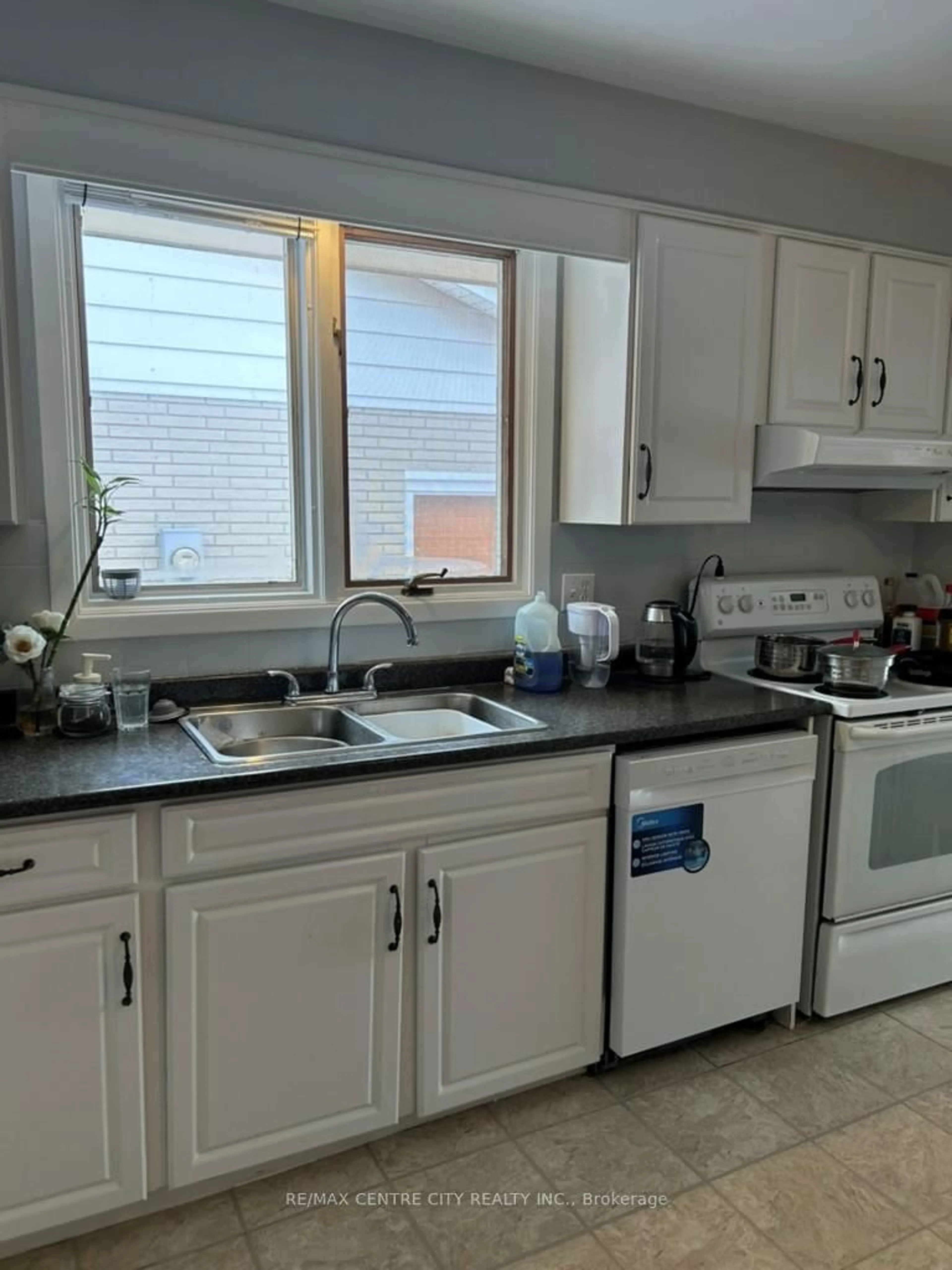 Standard kitchen, ceramic/tile floor for 41 Balcarres Rd, London North Ontario N5X 2H6