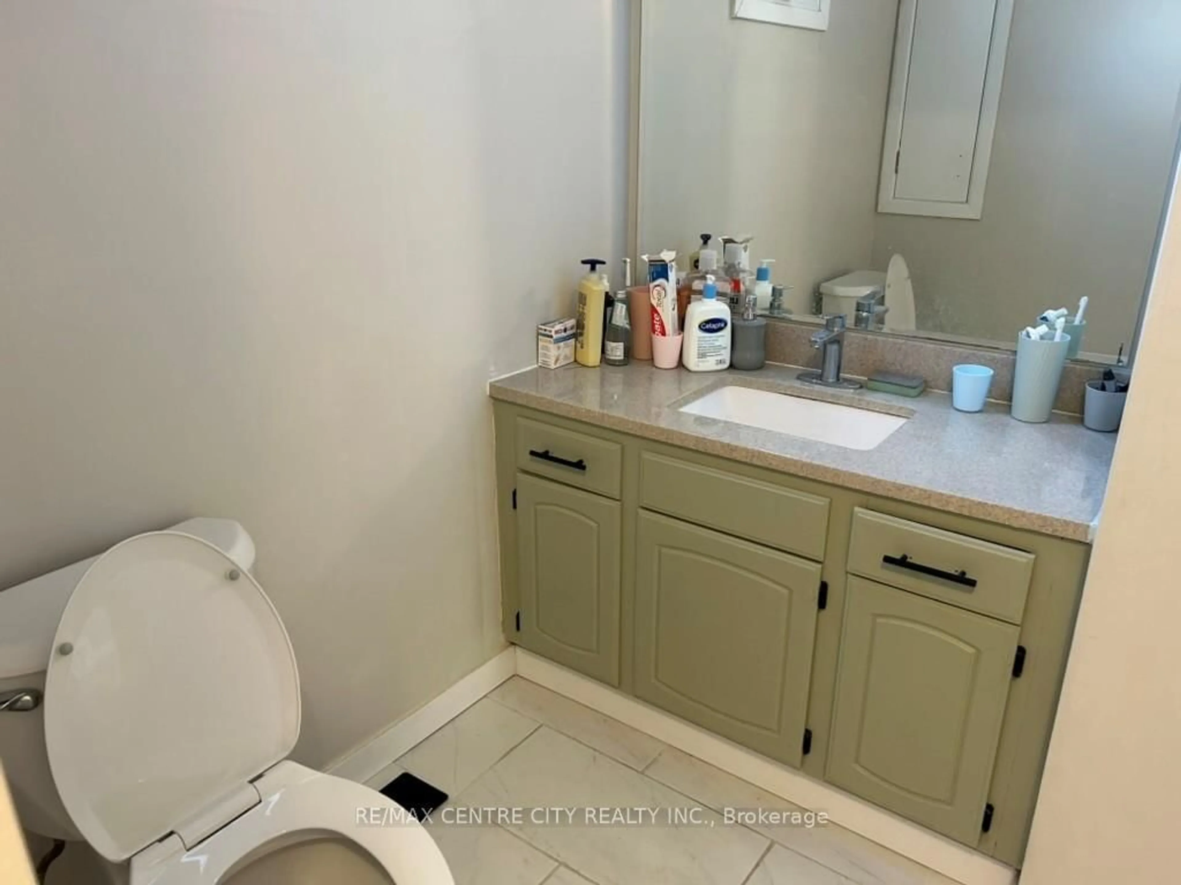 Standard bathroom, ceramic/tile floor for 41 Balcarres Rd, London North Ontario N5X 2H6