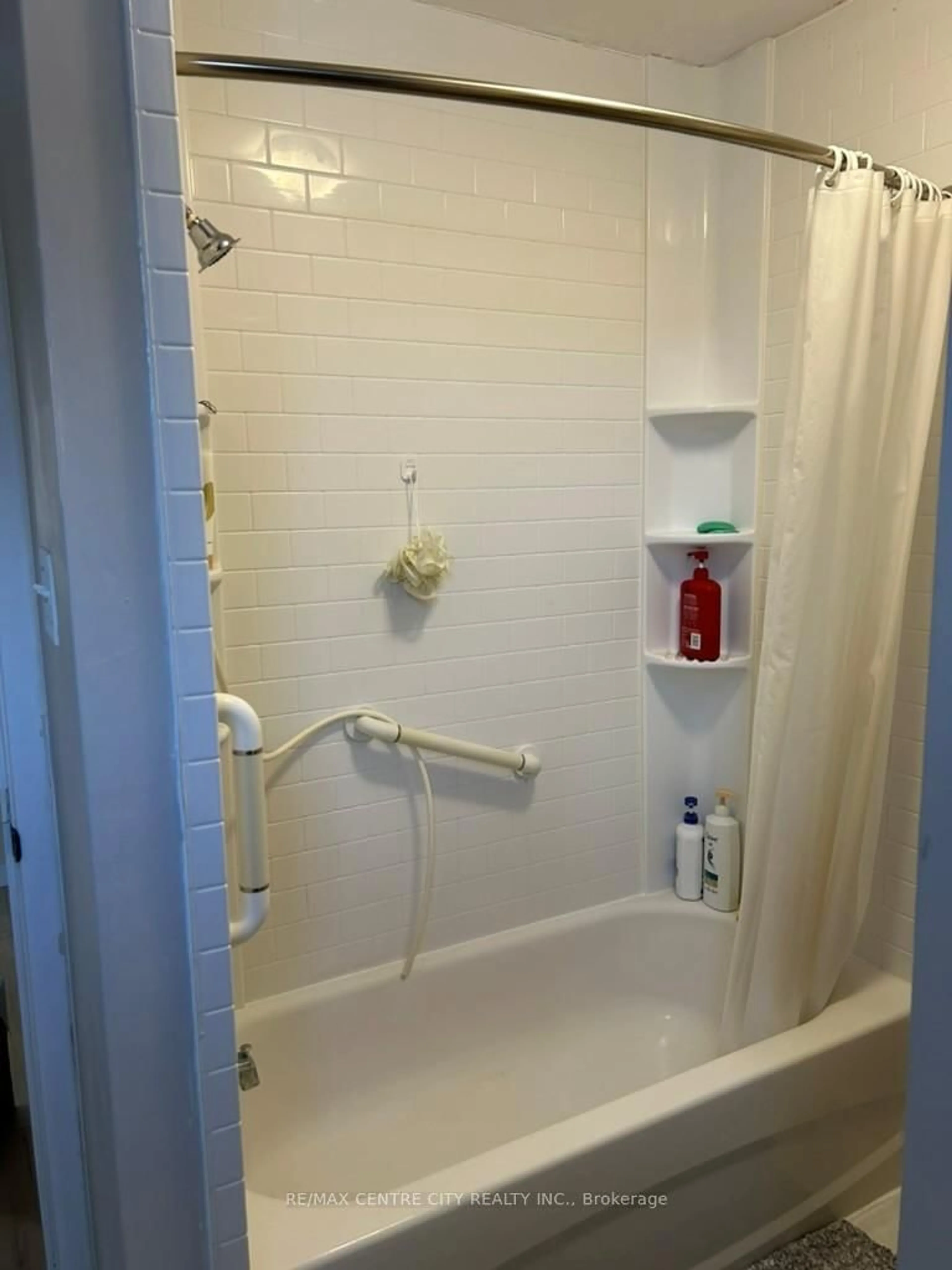 Standard bathroom, ceramic/tile floor for 41 Balcarres Rd, London North Ontario N5X 2H6