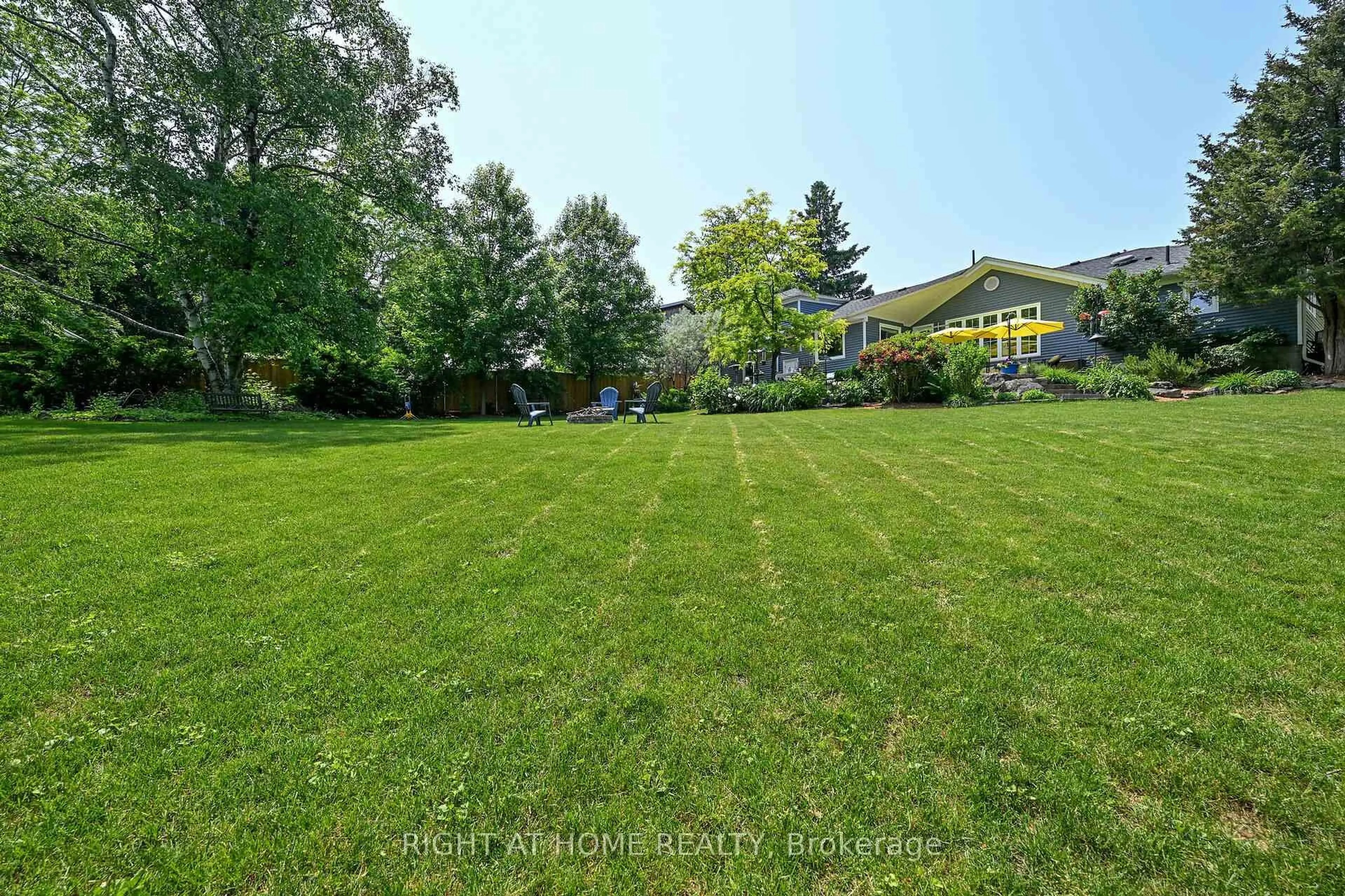 A pic from outside/outdoor area/front of a property/back of a property/a pic from drone, unknown for 140 Wellington St, Hamilton Ontario L0R 2H0