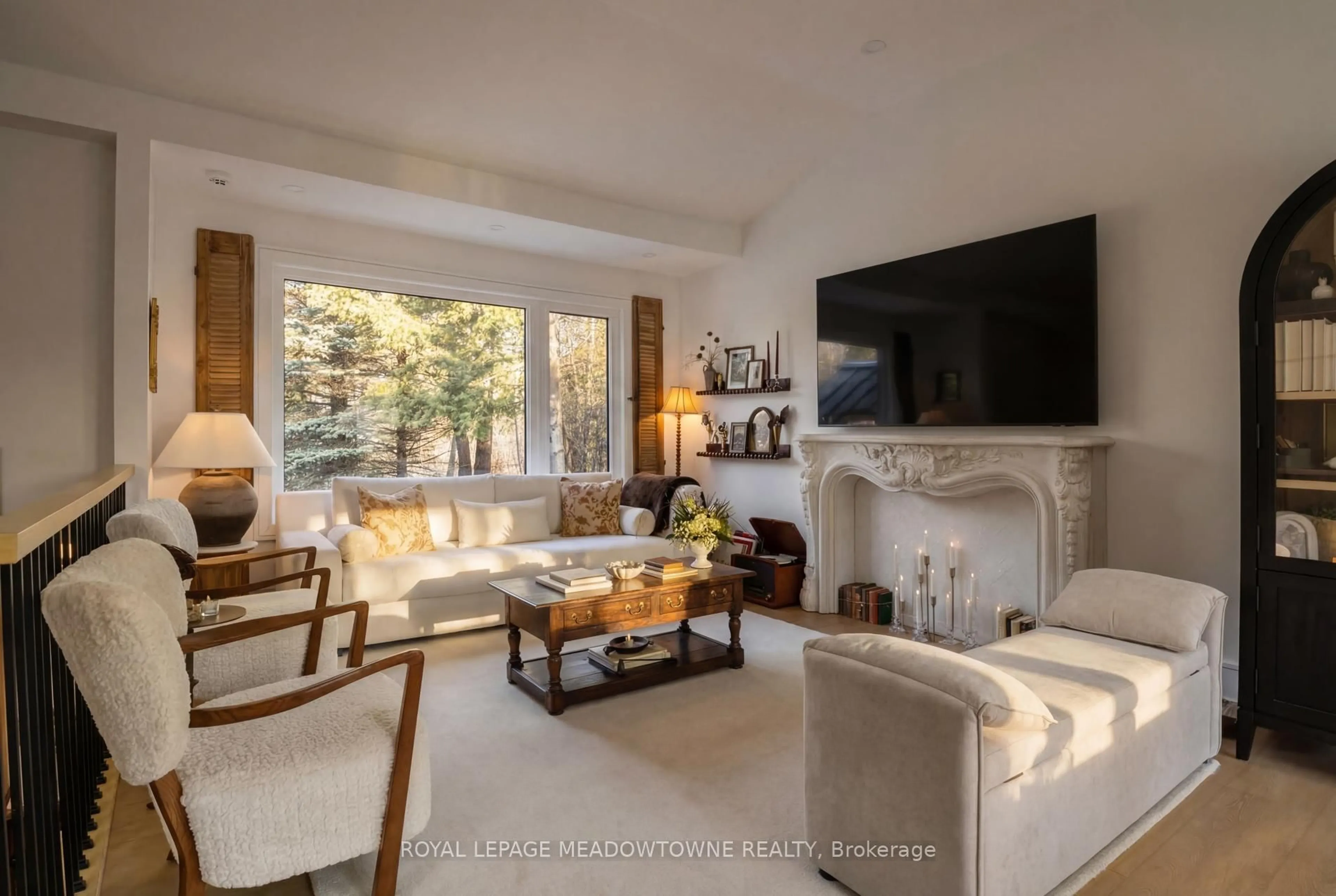 Living room with furniture, unknown for 1562 Gore Rd, Puslinch Ontario N0B 2J0