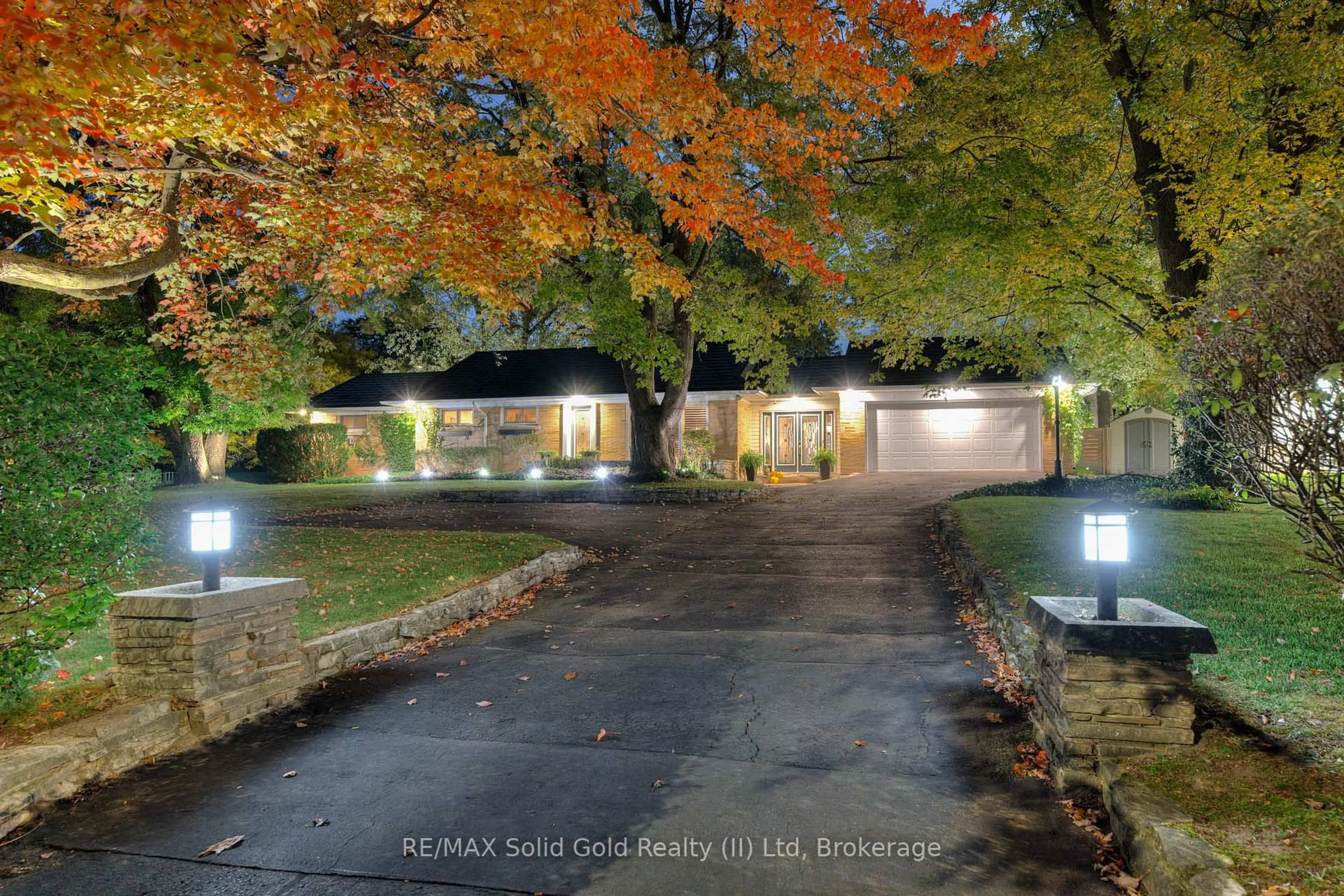 A pic from outside/outdoor area/front of a property/back of a property/a pic from drone, street for 243 Lincoln Rd, Waterloo Ontario N2J 2P4